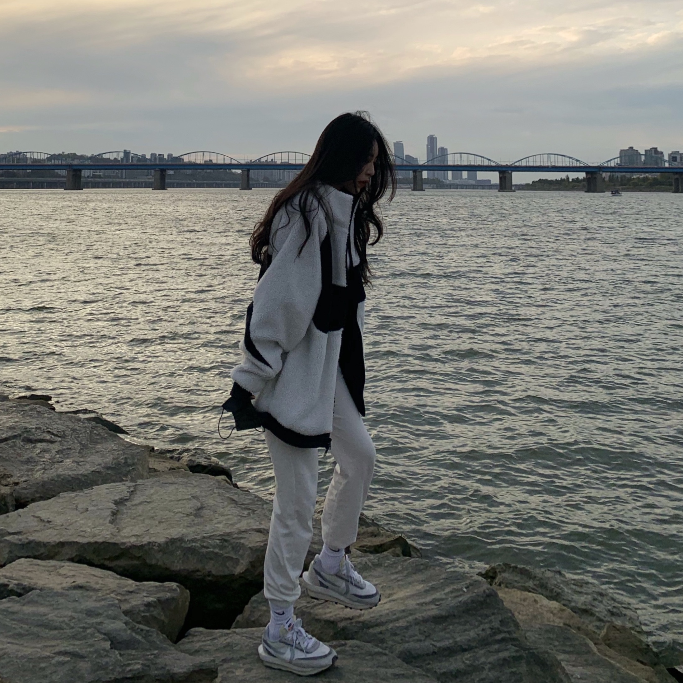 Nike Big Swoosh Full Zip Jacket White Navy, Nike x Sacai LDWaffle Summit White 착용 스타일 - 1