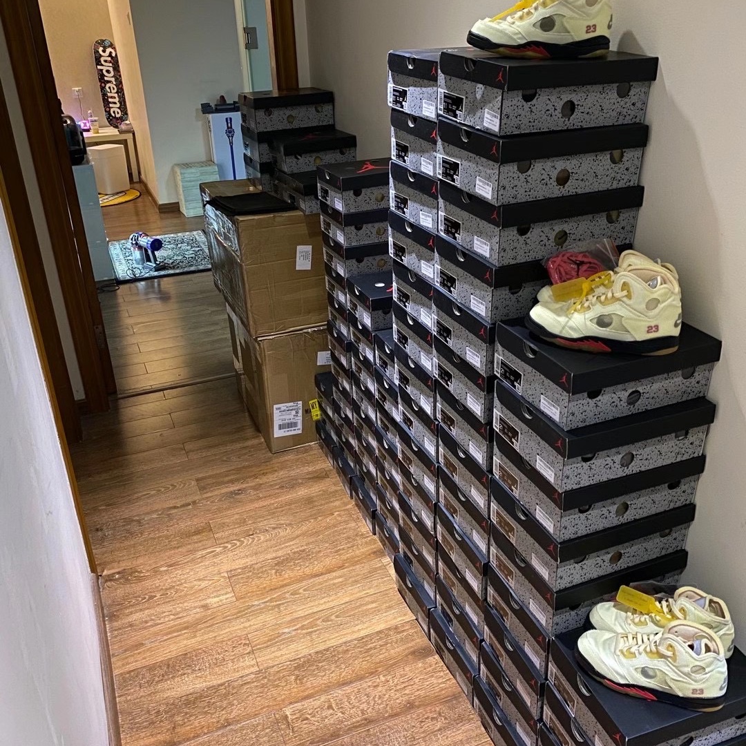 Jordan 5 x Off-White Retro SP Sail Fire Red 착용 스타일