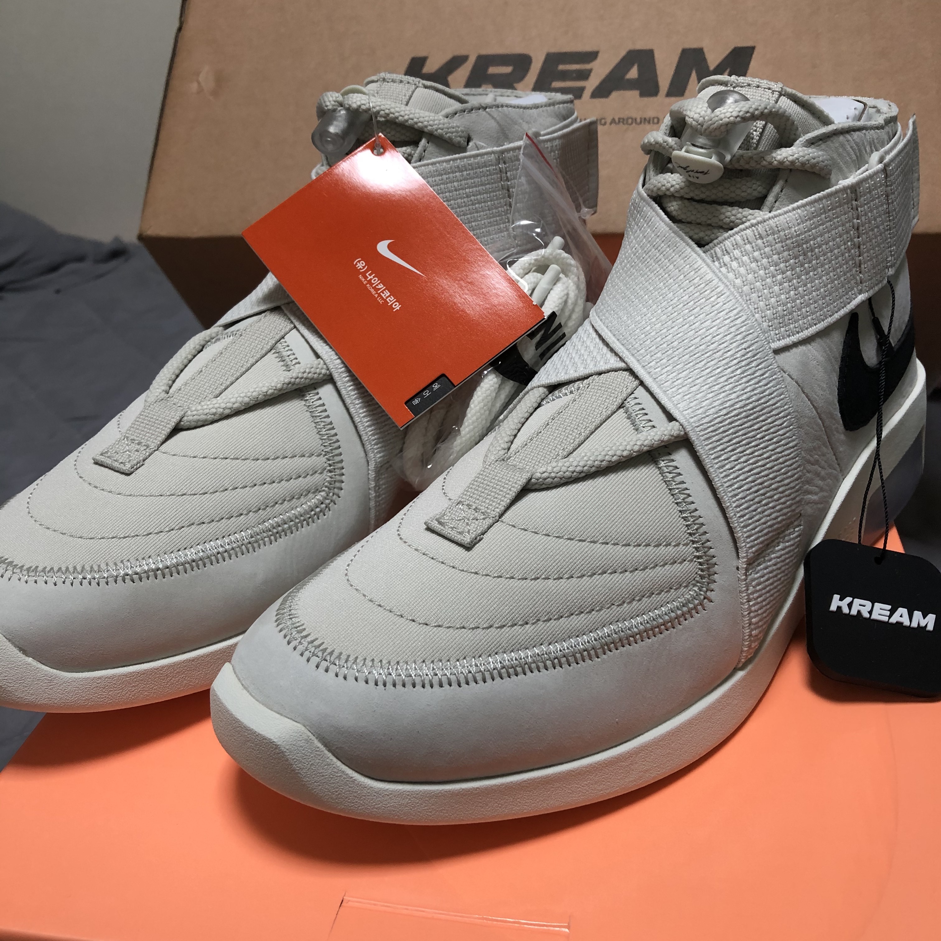 Nike x Fear of God Air Fear of God Raid Light Bone 착용 스타일