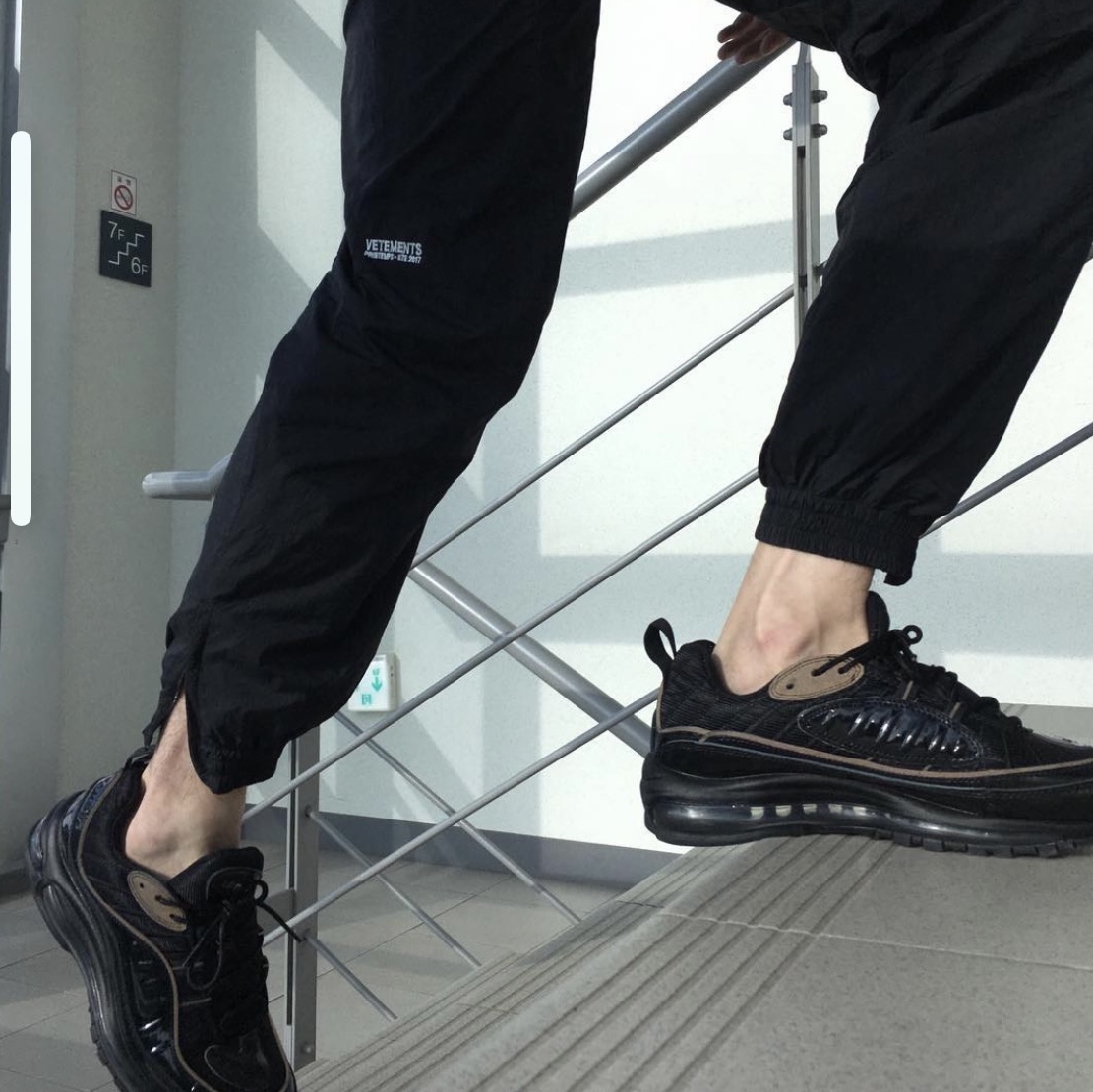 Nike x Supreme Air Max 98 Black 착용 스타일