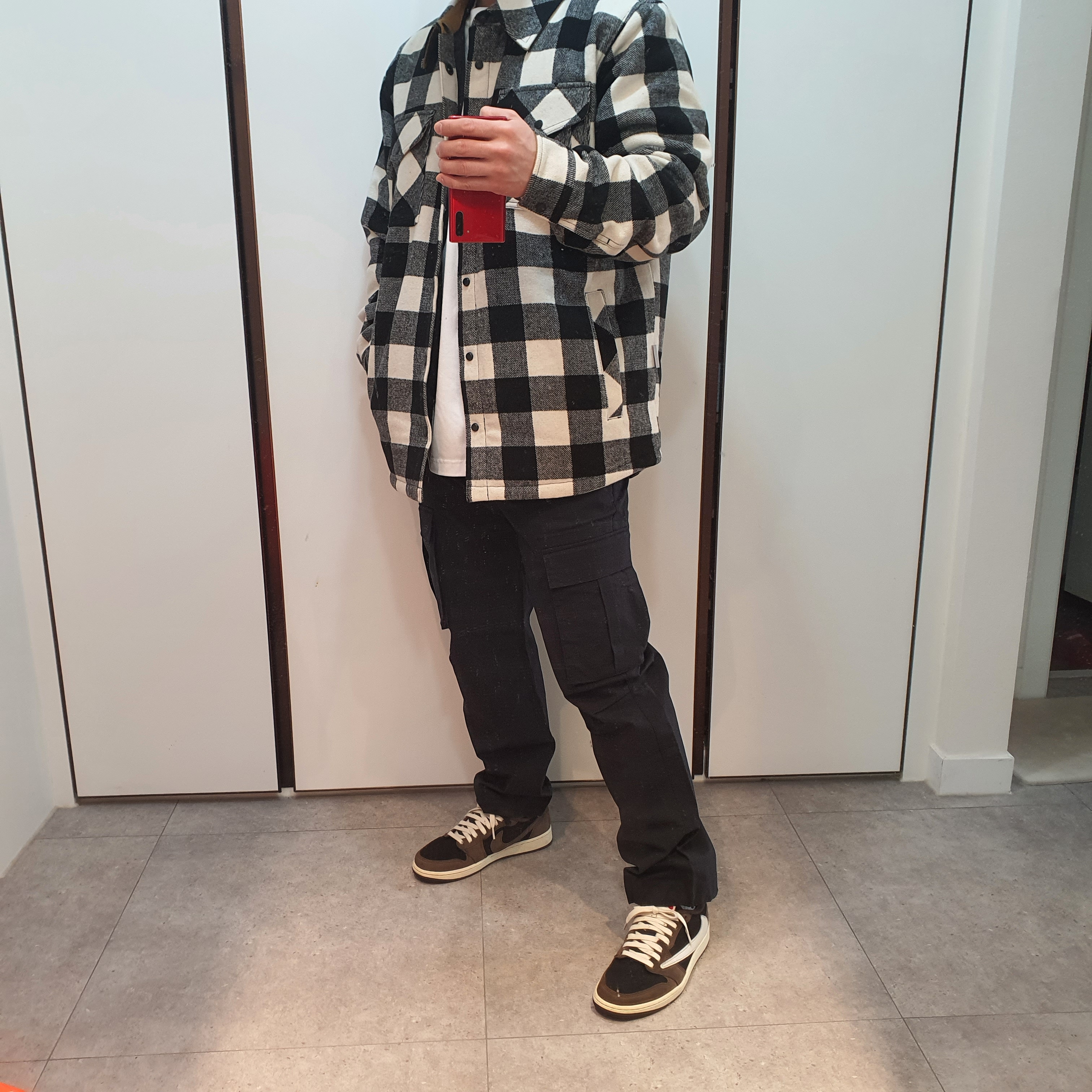 Jordan 1 x Travis Scott Retro Low OG SP Mocha 착용 스타일 - 2