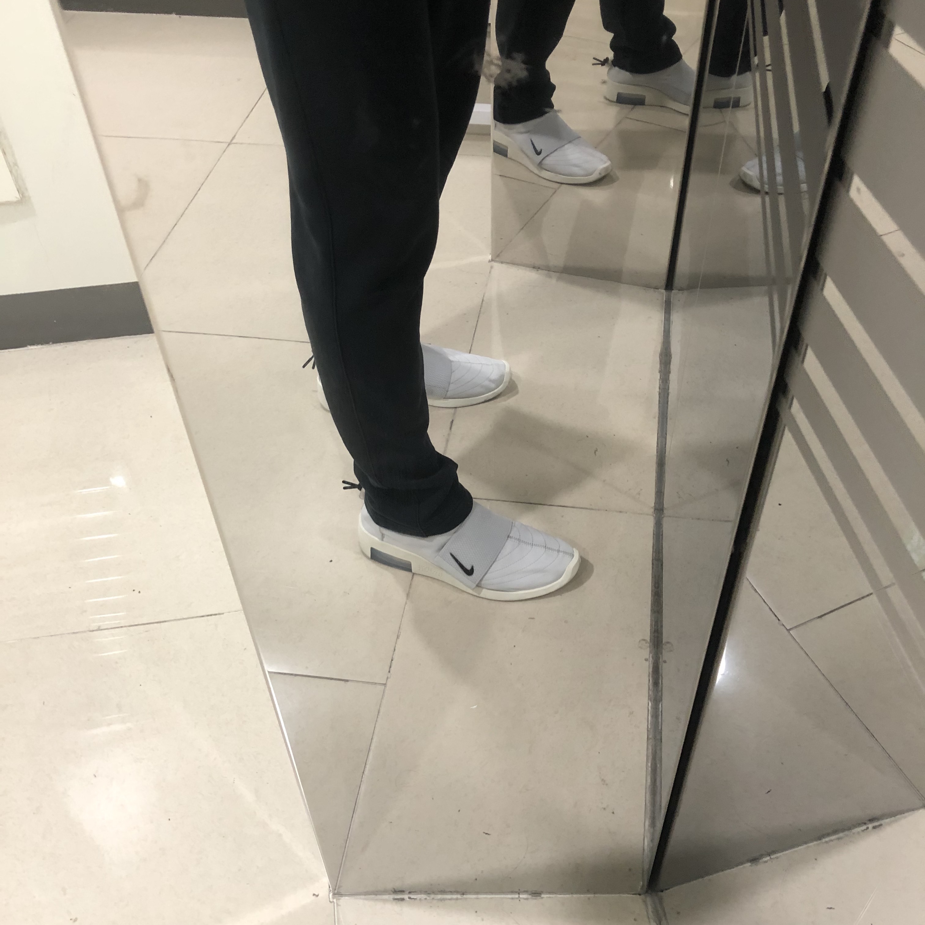 Nike x Fear of God Air Fear of God Moccasin Pure Platinum 착용 스타일 - 2