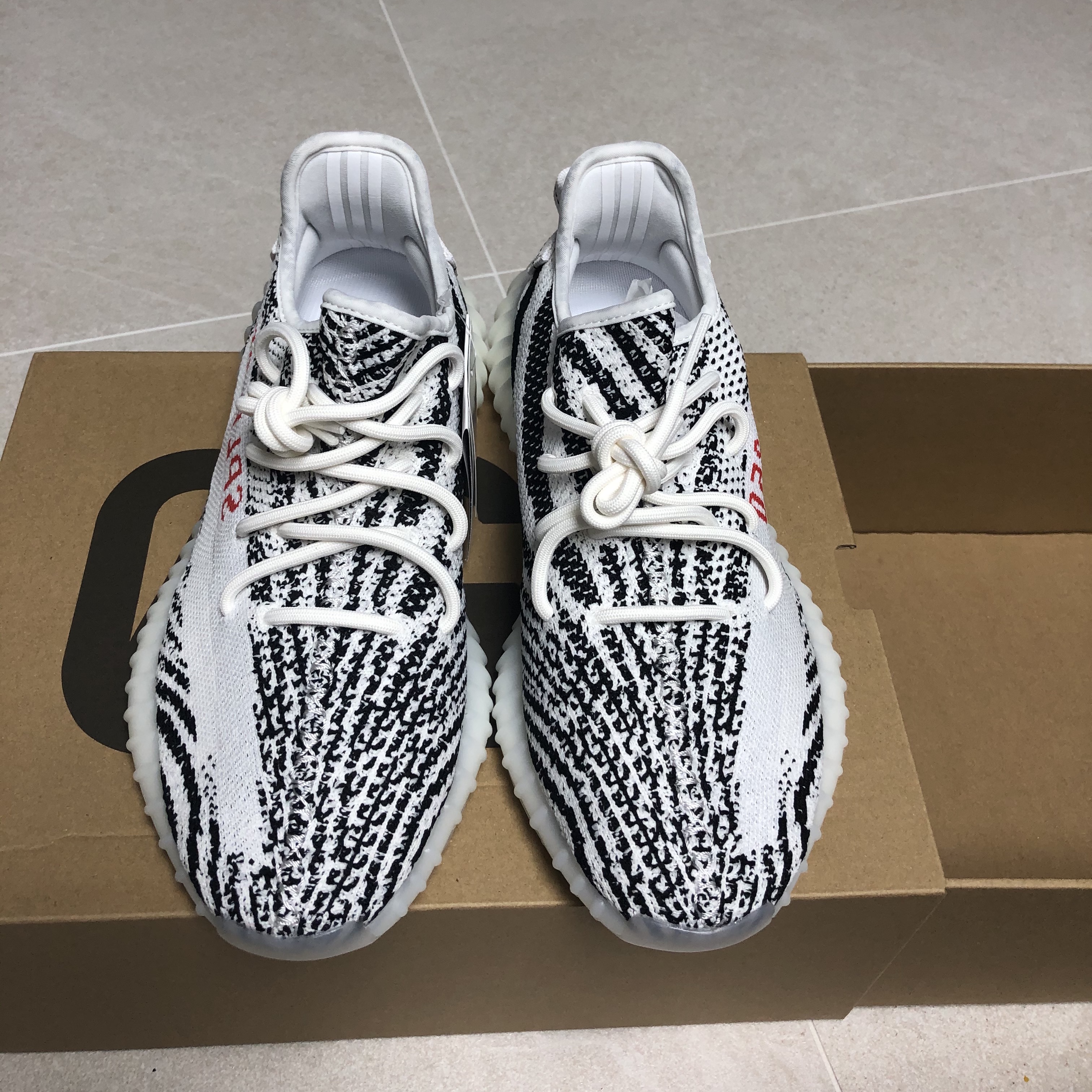 Adidas Yeezy Boost 350 V2 Zebra 2017/2019/2020 착용 스타일 - 1