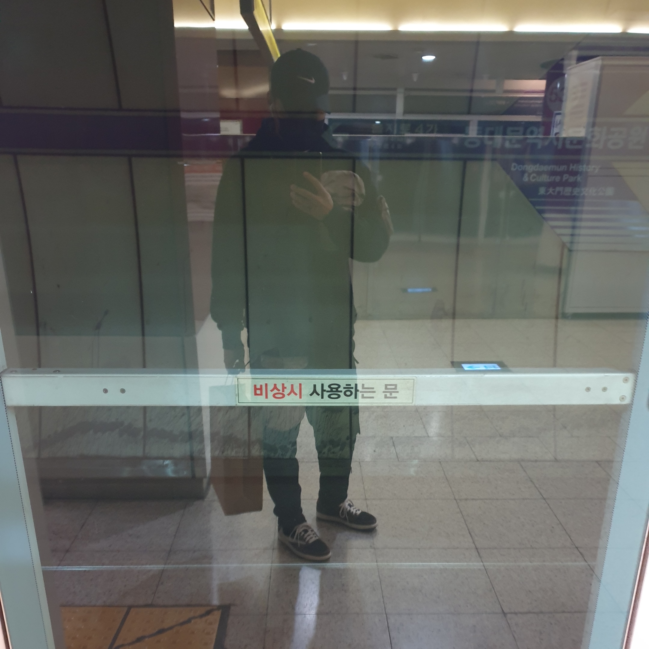 Jordan 1 x Travis Scott Retro Low OG SP Mocha, Nike x Travis Scott NRG AG Utility Hoodie Black 착용 스타일