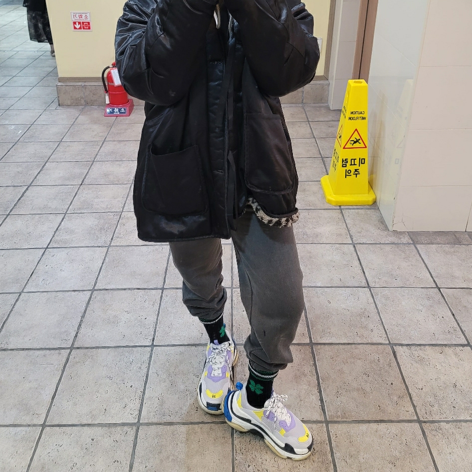 (W) Balenciaga Triple S White Yellow 2018 착용 스타일