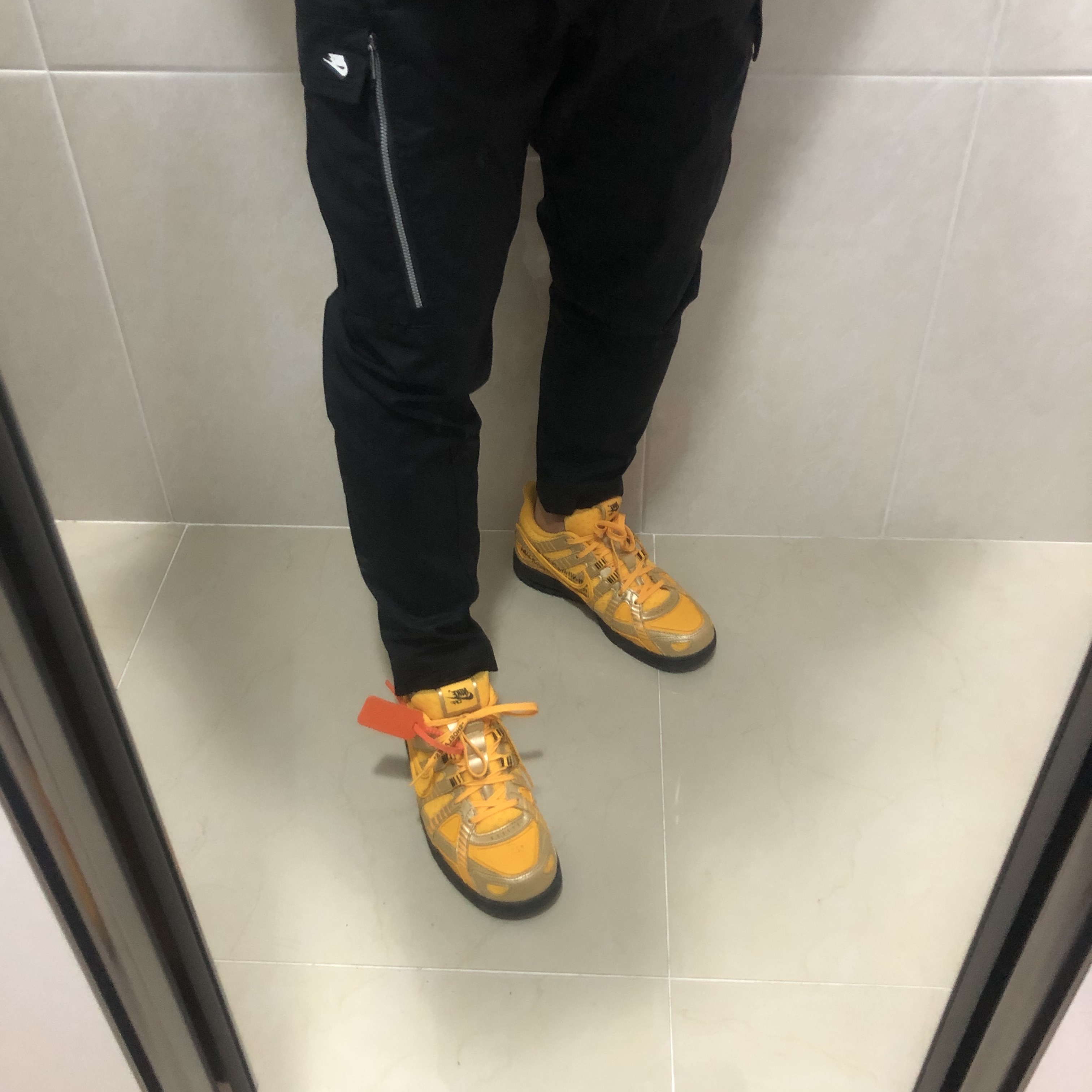 Nike x Off-White Air Rubber Dunk University Gold 착용 스타일 - 3