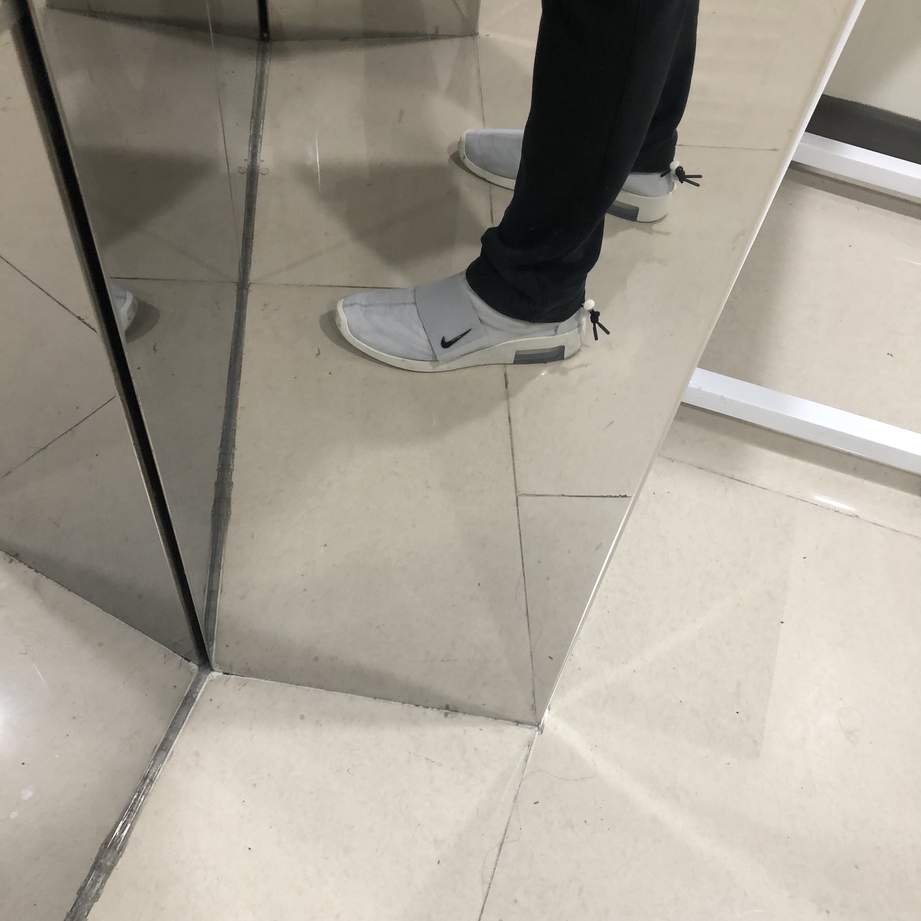 Nike x Fear of God Air Fear of God Moccasin Pure Platinum 착용 스타일 - 1