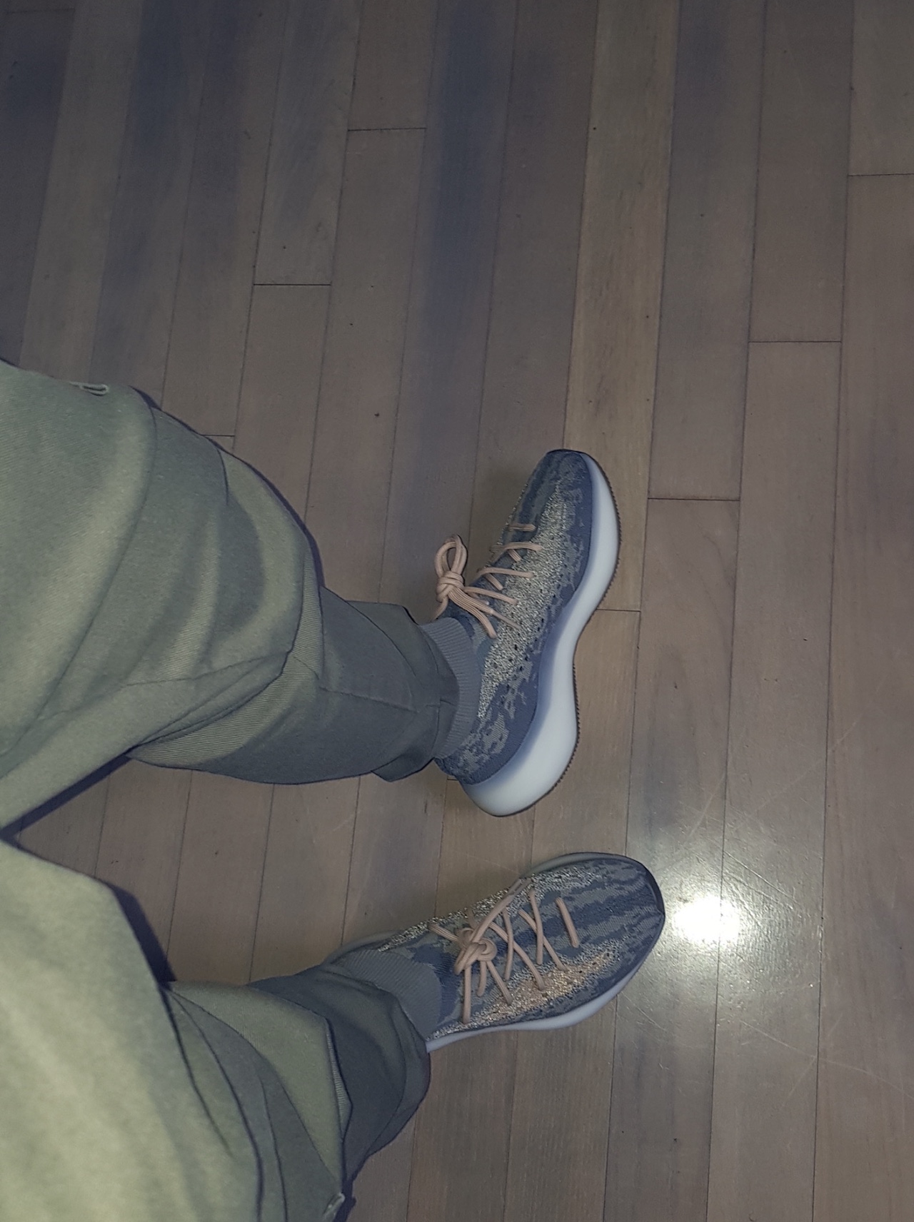 Adidas Yeezy Boost 380 Mist - Non-Reflective 착용 스타일 - 2