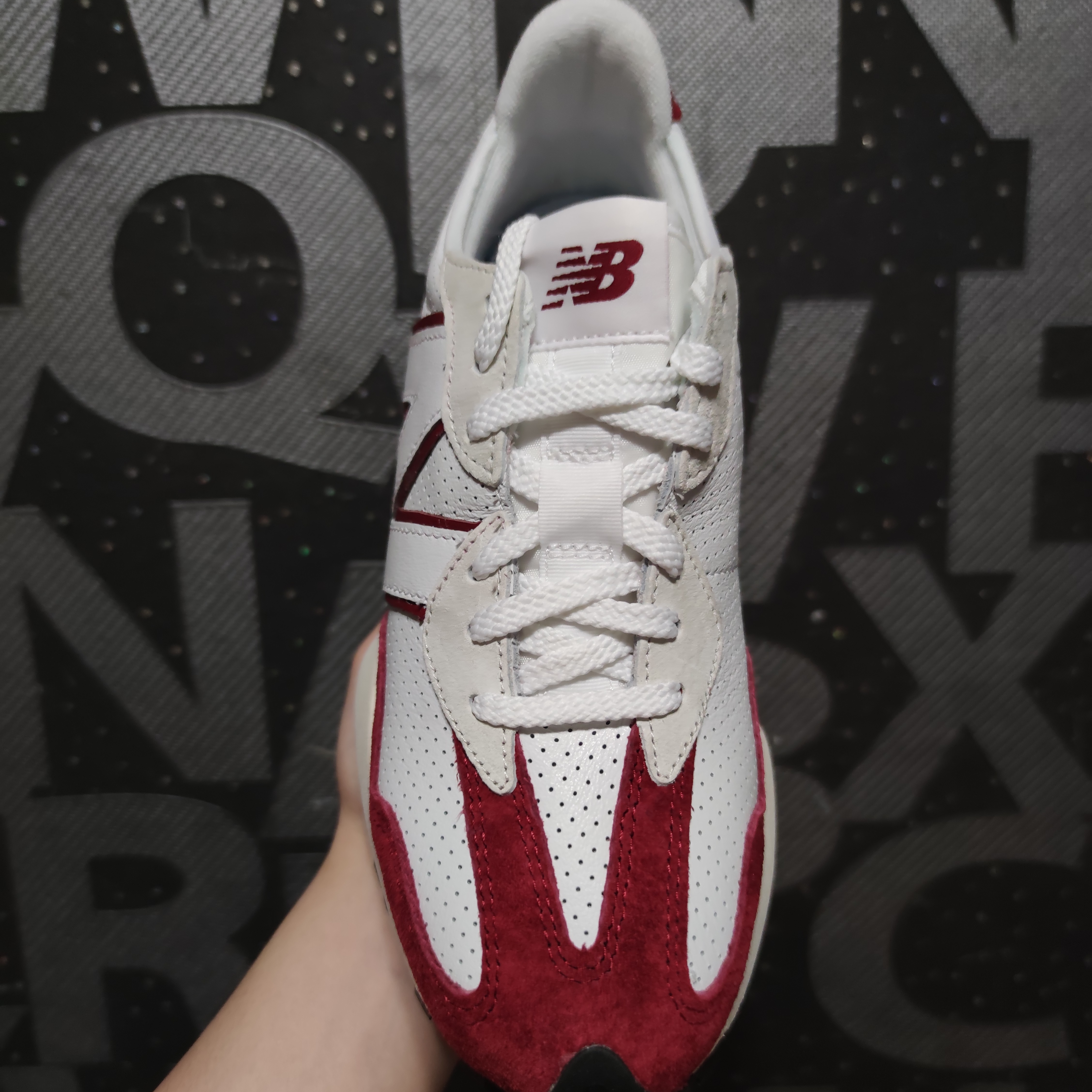 New Balance 327 Primary Pack Red 착용 스타일 - 1