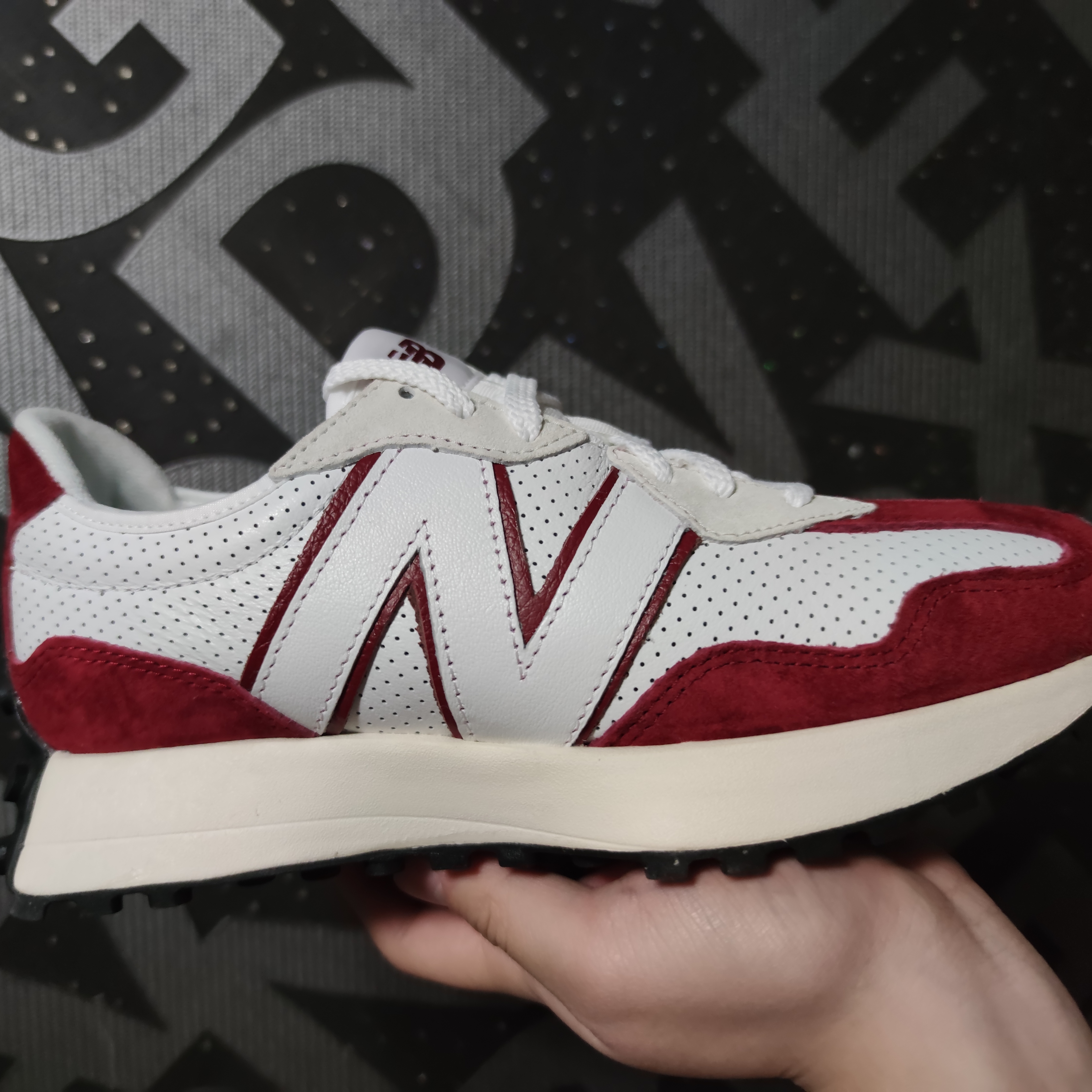 New Balance 327 Primary Pack Red 착용 스타일 - 3