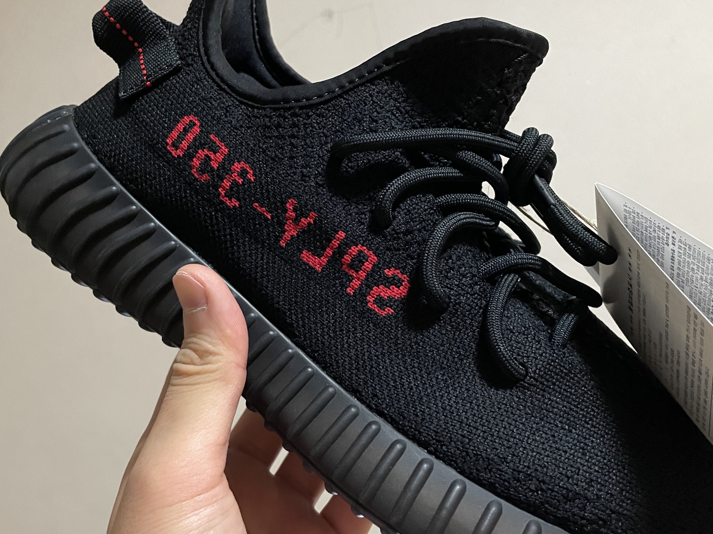 Adidas Yeezy Boost 350 V2 Black Red 2020 착용 스타일 - 1