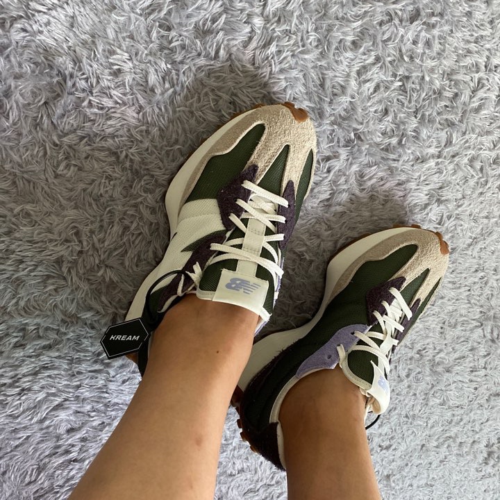 (W) New Balance 327 Oak Leaf Green 착용 스타일