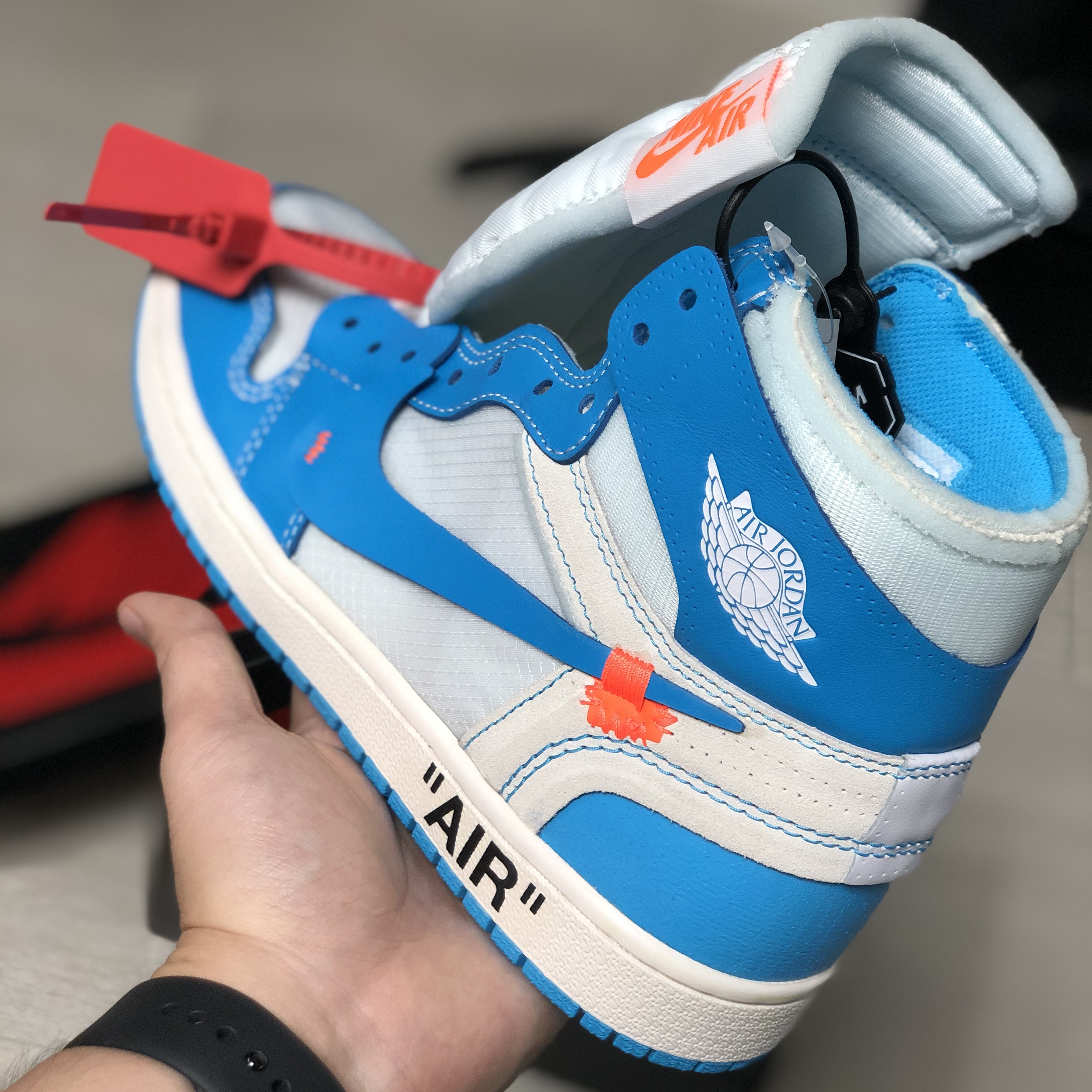 Jordan 1 x Off-White Retro High University Blue 착용 스타일 - 1