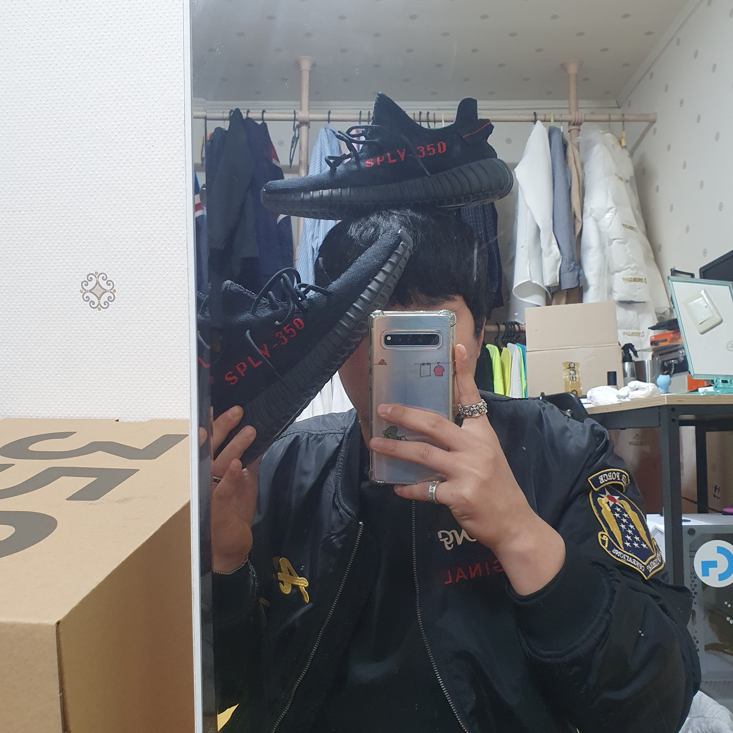 Adidas Yeezy Boost 350 V2 Black Red 2020 착용 스타일