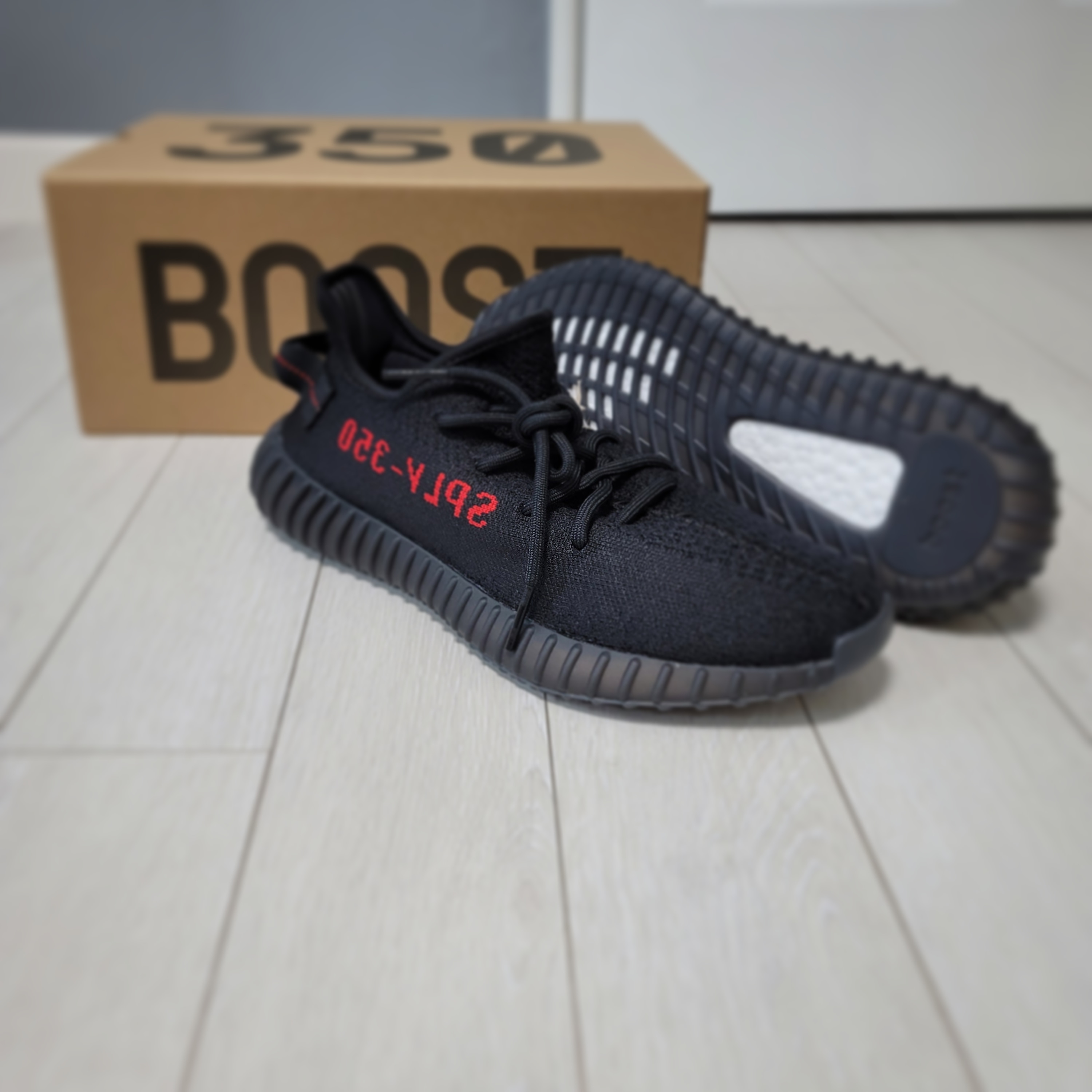 Adidas Yeezy Boost 350 V2 Black Red 2020 착용 스타일