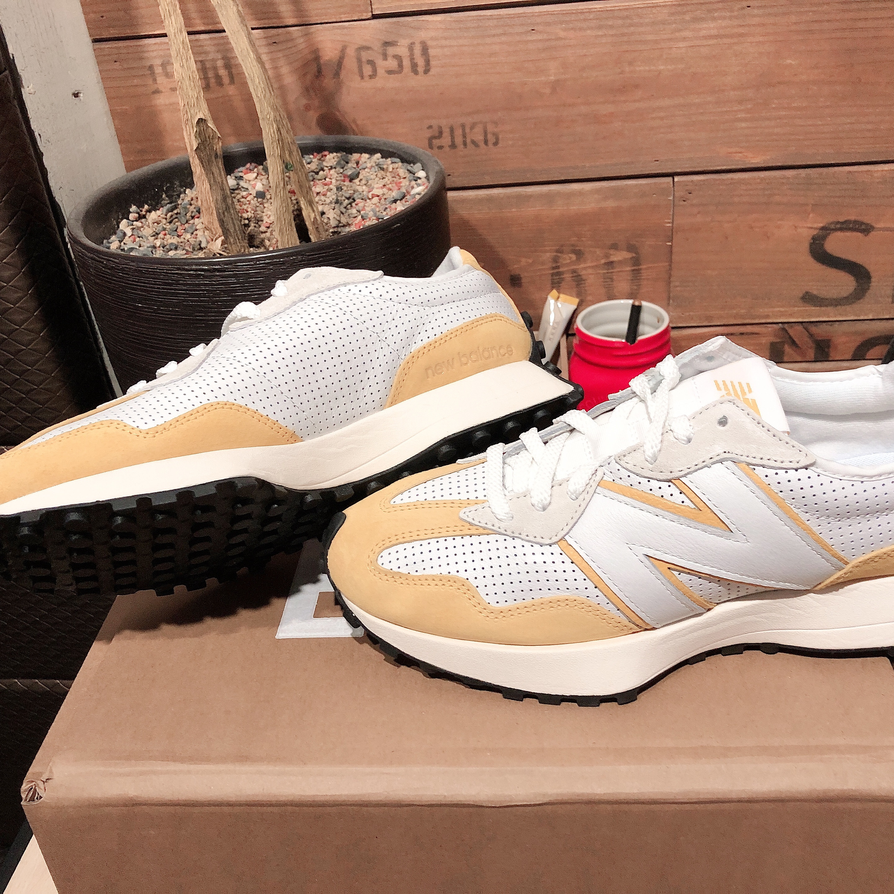 New Balance 327 Primary Pack Yellow 착용 스타일 - 1