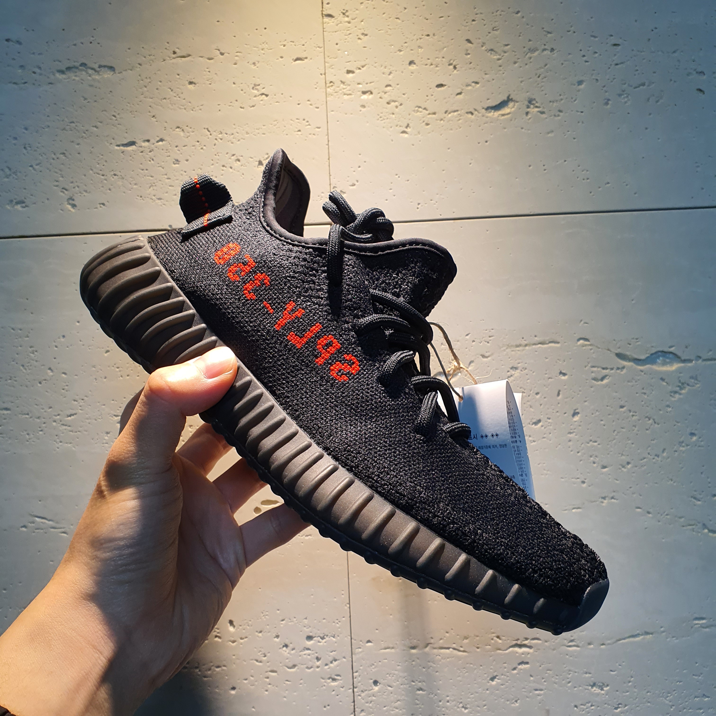 Adidas Yeezy Boost 350 V2 Black Red 2020 착용 스타일 - 1