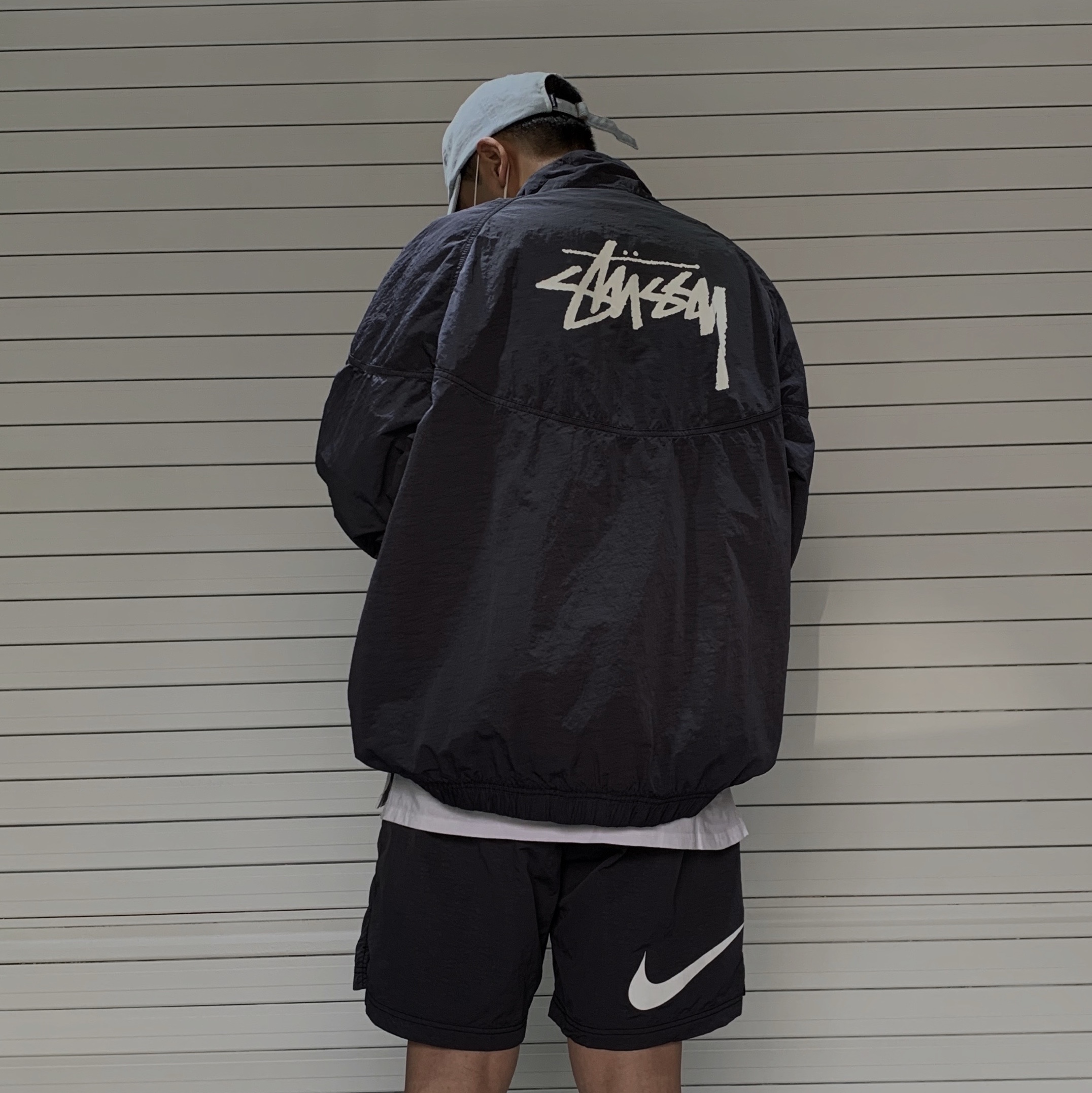Nike x Stussy Windrunner Jacket Off Noir, Nike x Stussy Water Shorts Off Noir 착용 스타일