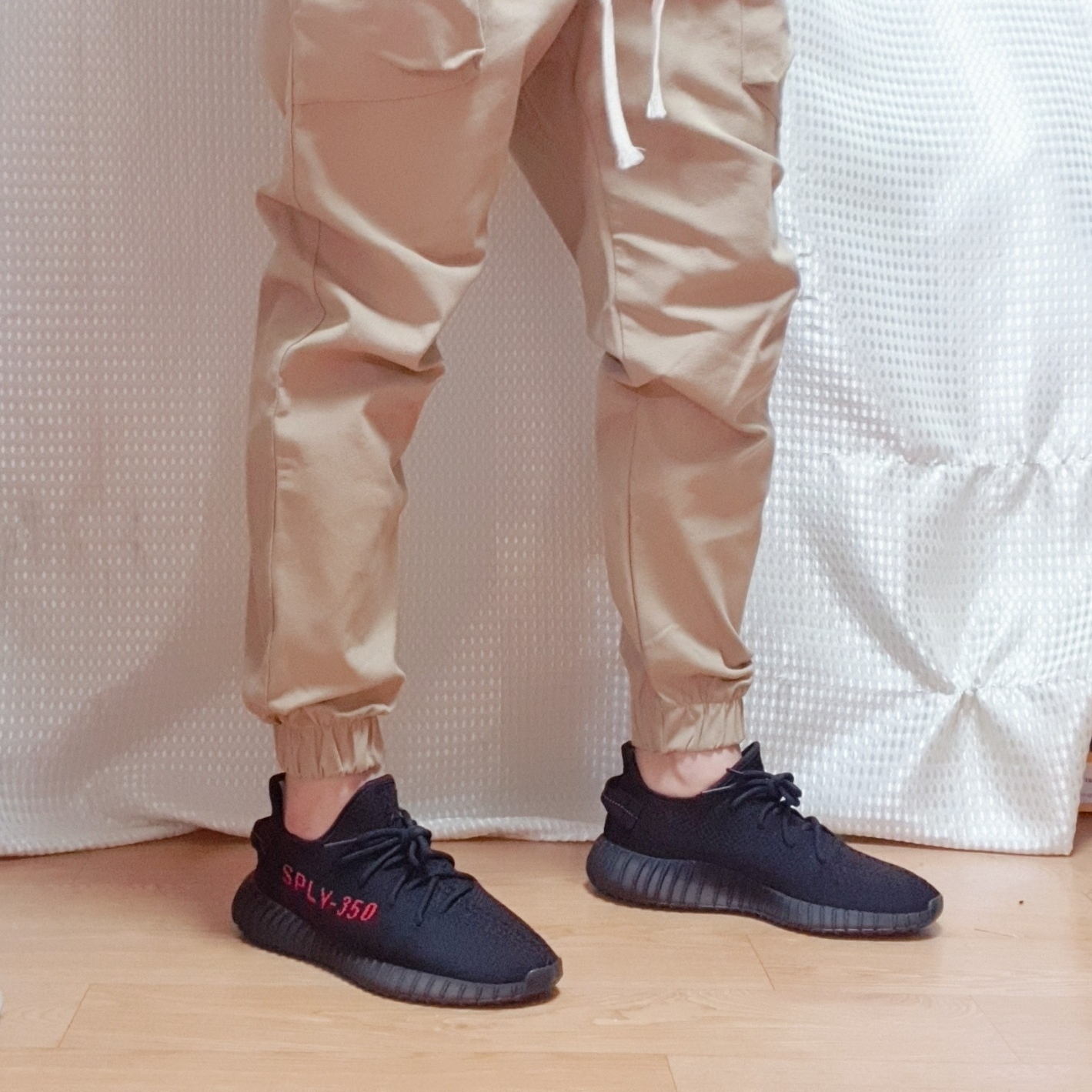 Adidas Yeezy Boost 350 V2 Black Red 2020, Adidas Yeezy Boost 350 V2 Israfil 착용 스타일 - 1