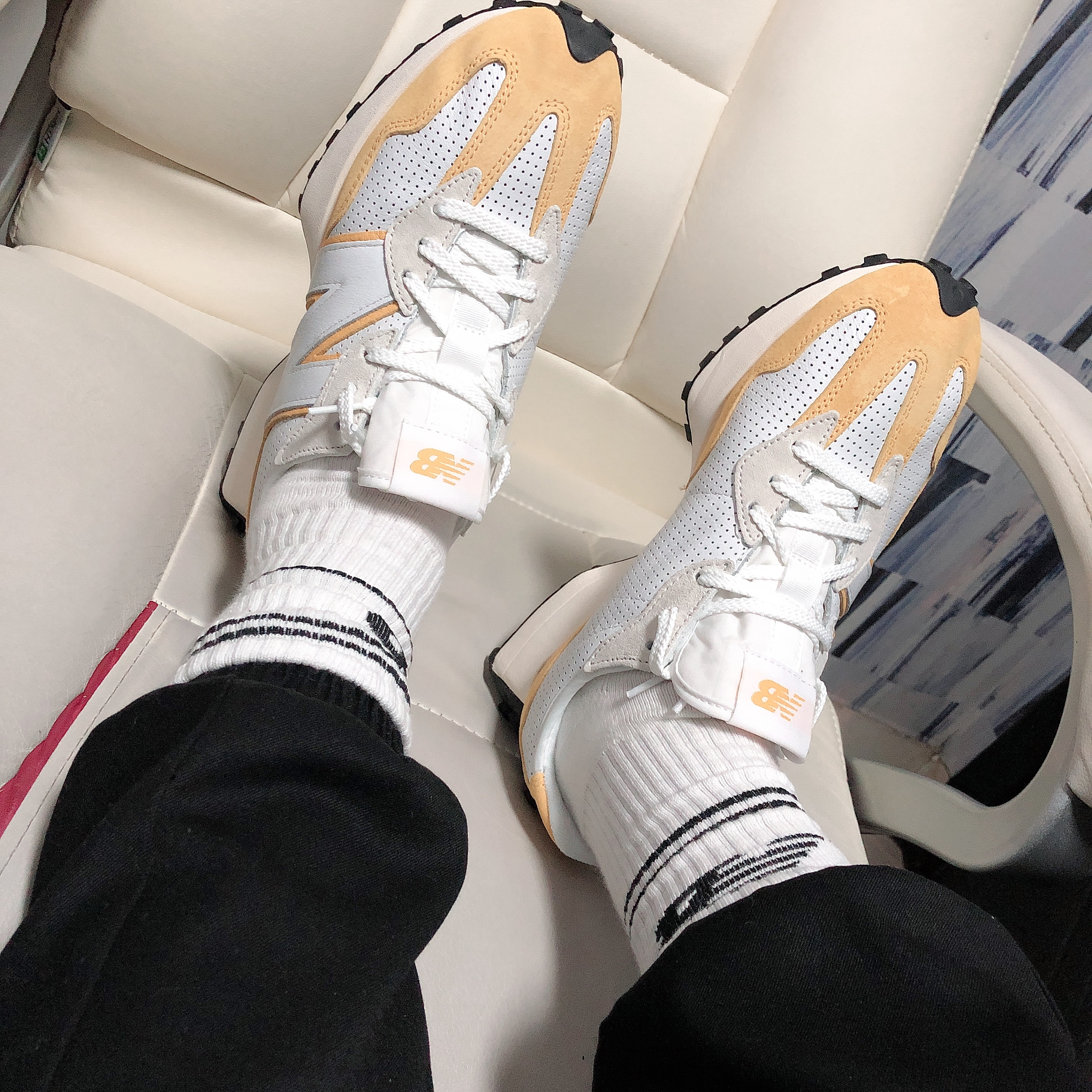 New Balance 327 Primary Pack Yellow 착용 스타일 - 3