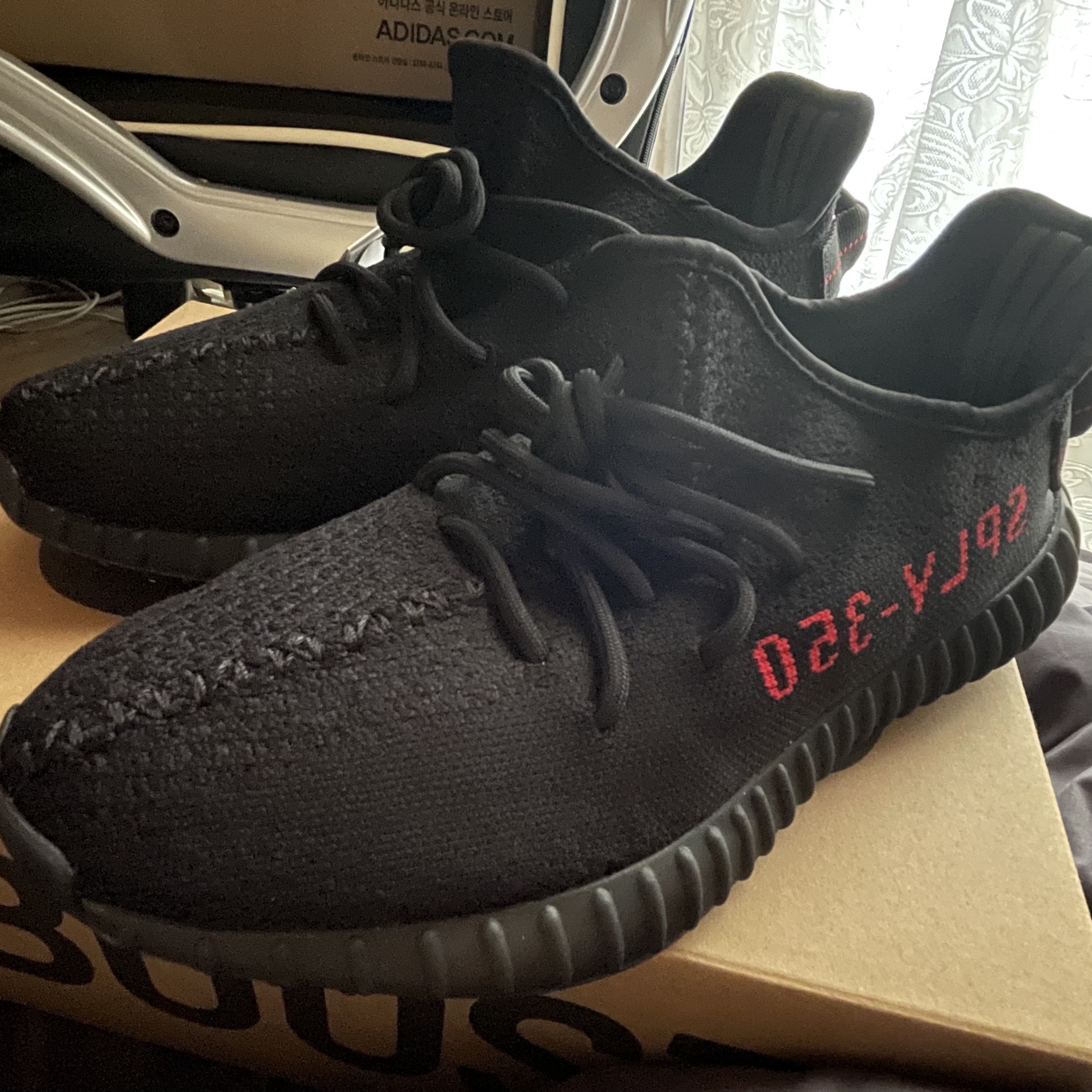 Adidas Yeezy Boost 350 V2 Black Red 2020 착용 스타일 - 1