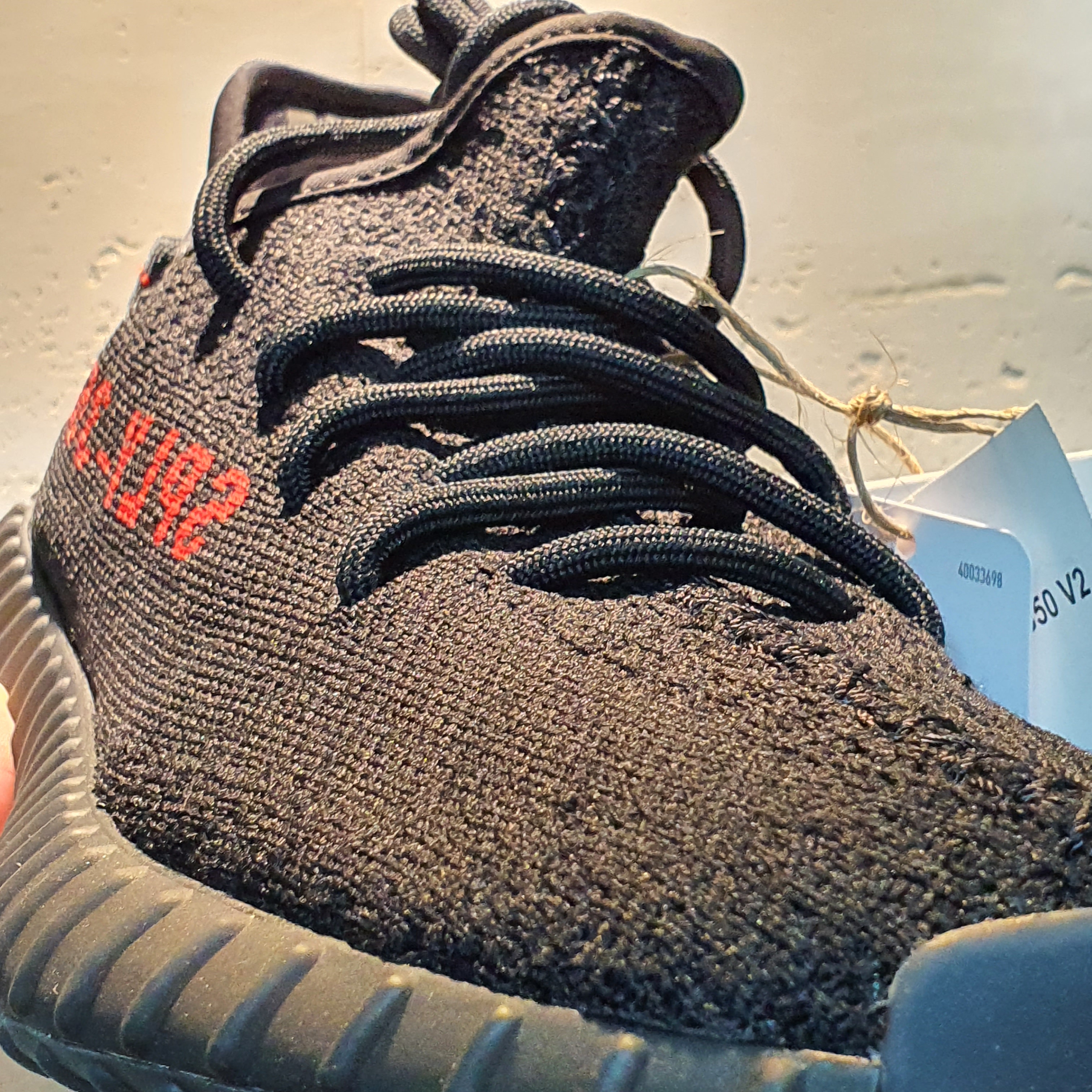 Adidas Yeezy Boost 350 V2 Black Red 2020 착용 스타일 - 3