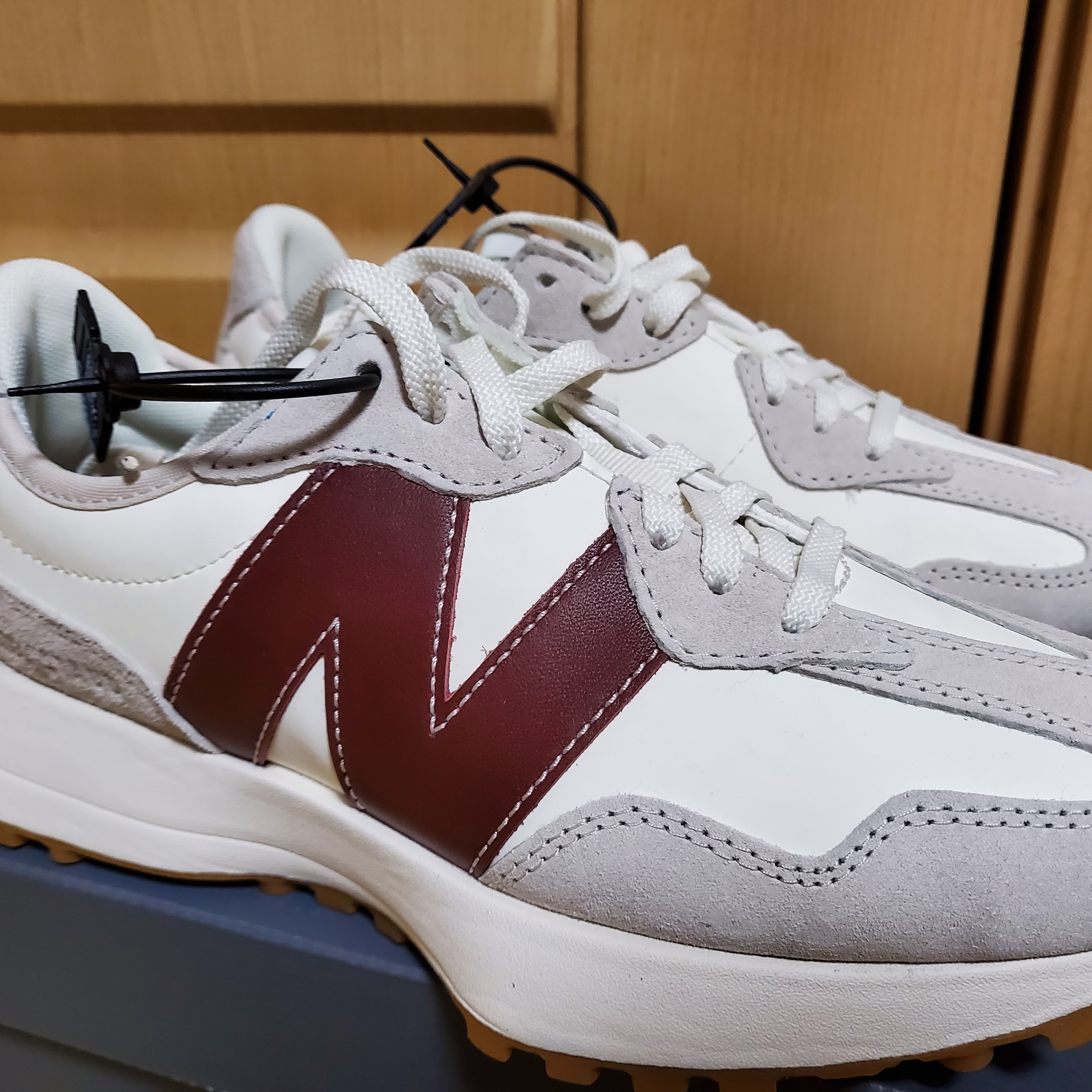 (W) New Balance x Staud 327 Moonbeam 착용 스타일