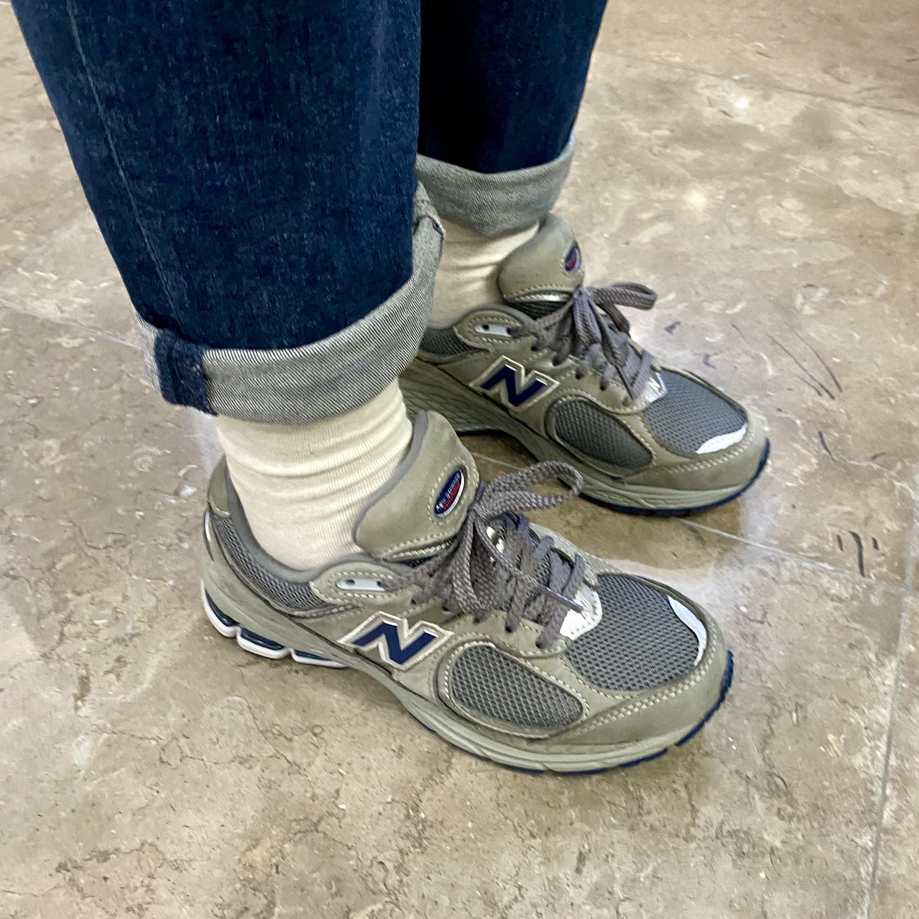 New Balance 2002R Gray 착용 스타일