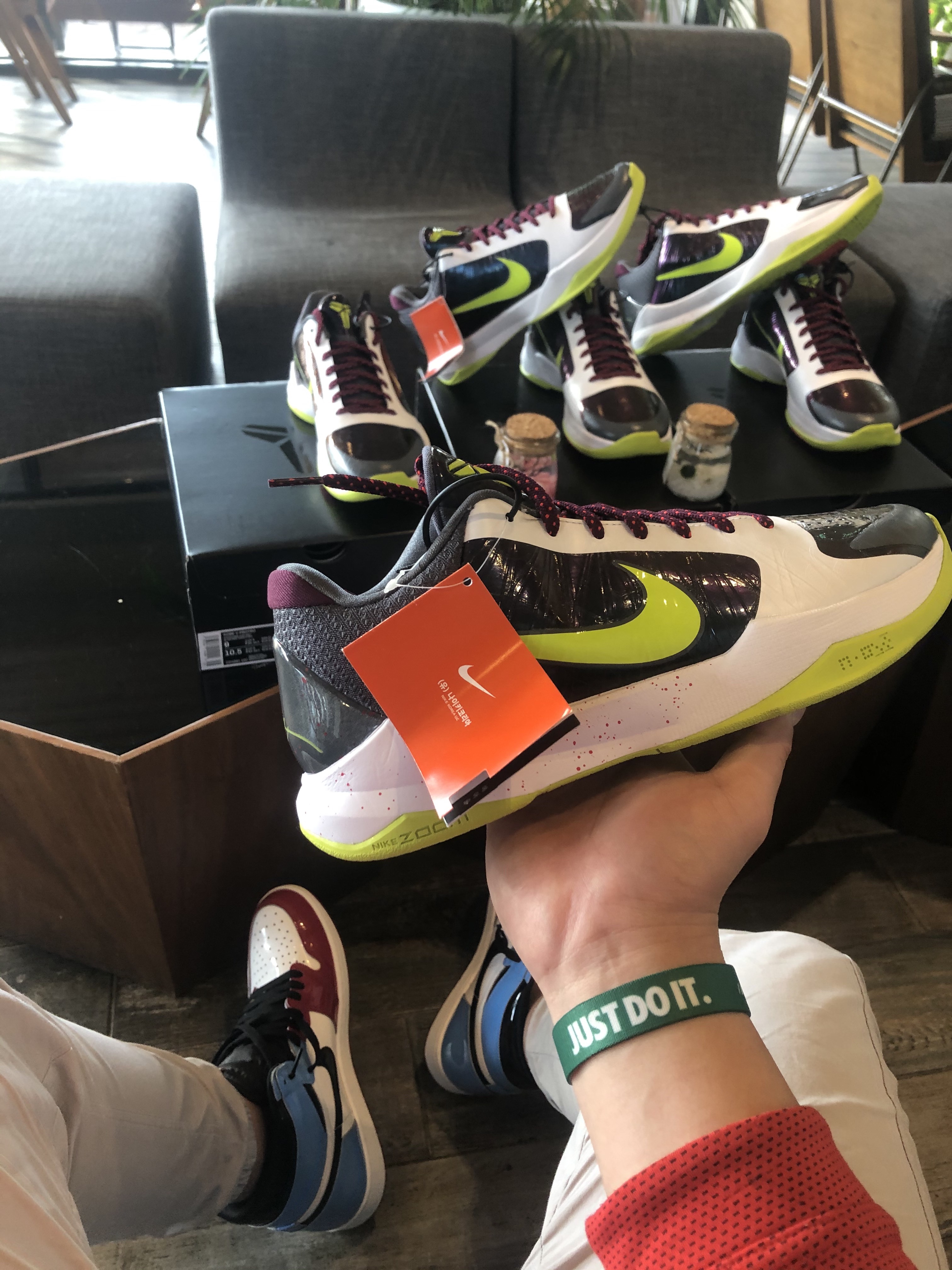 Nike Kobe 5 Protro Chaos, Jordan 1 Retro High Fearless UNC Chicago 착용 스타일