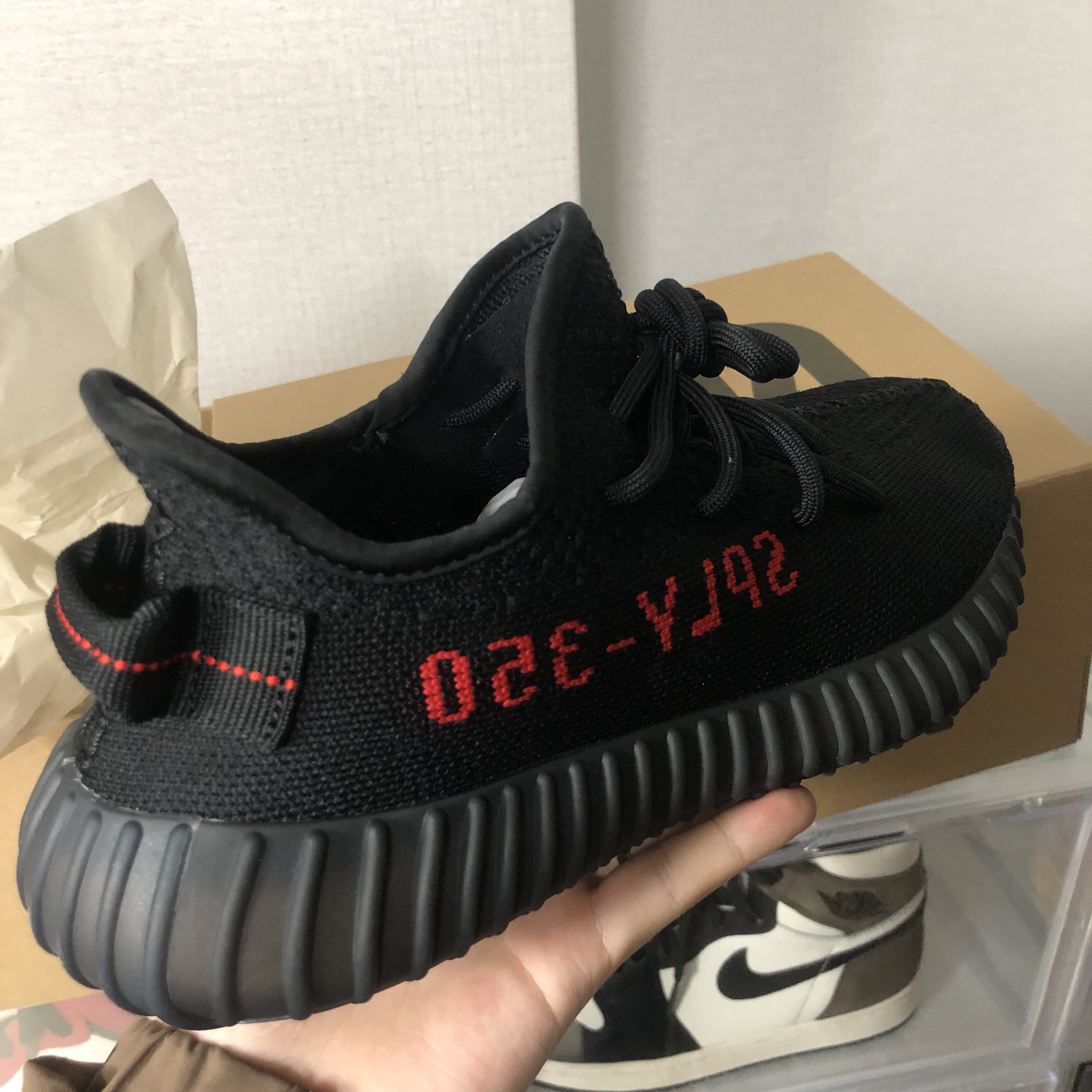 Adidas Yeezy Boost 350 V2 Black Red 2020 착용 스타일