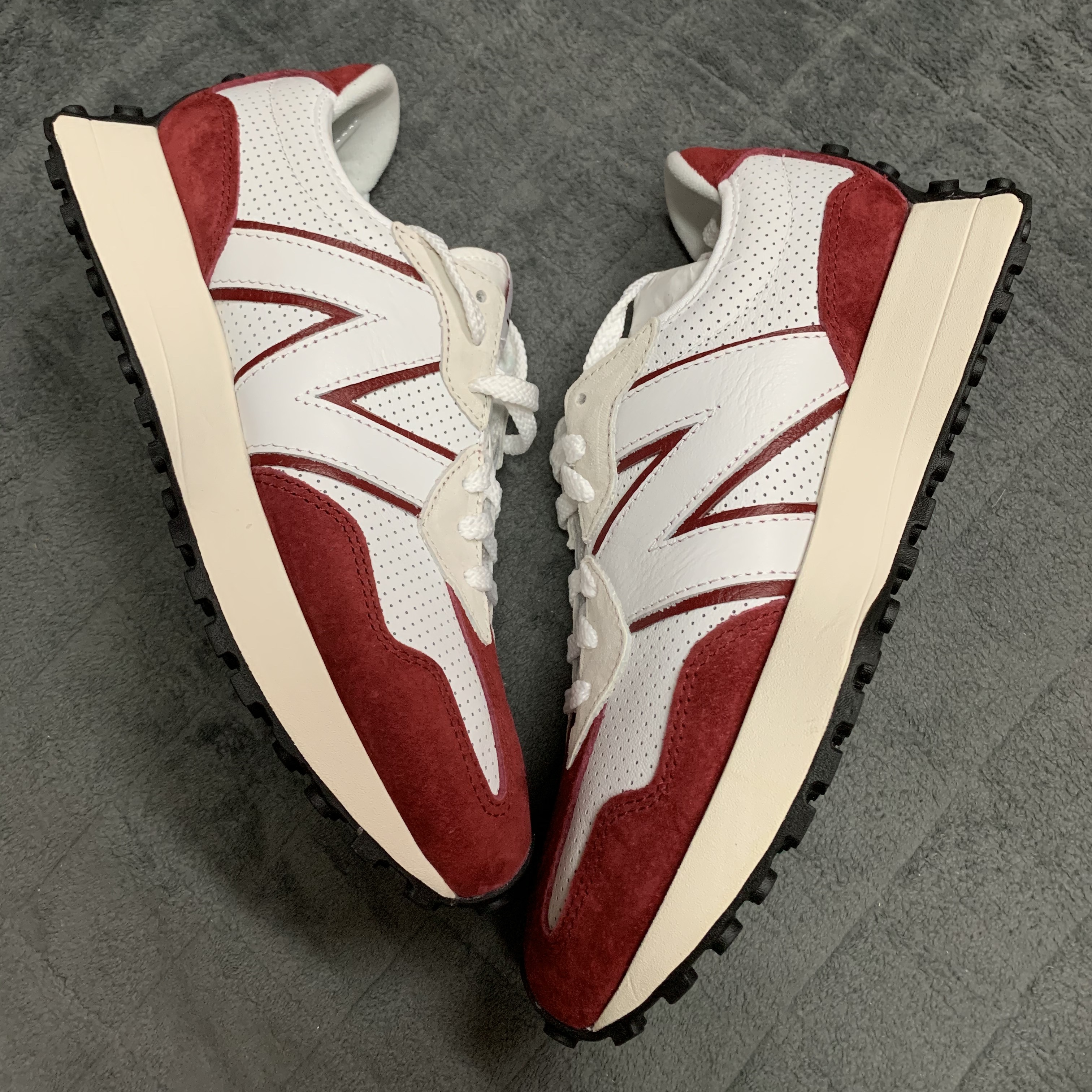 New Balance 327 Primary Pack Red 착용 스타일