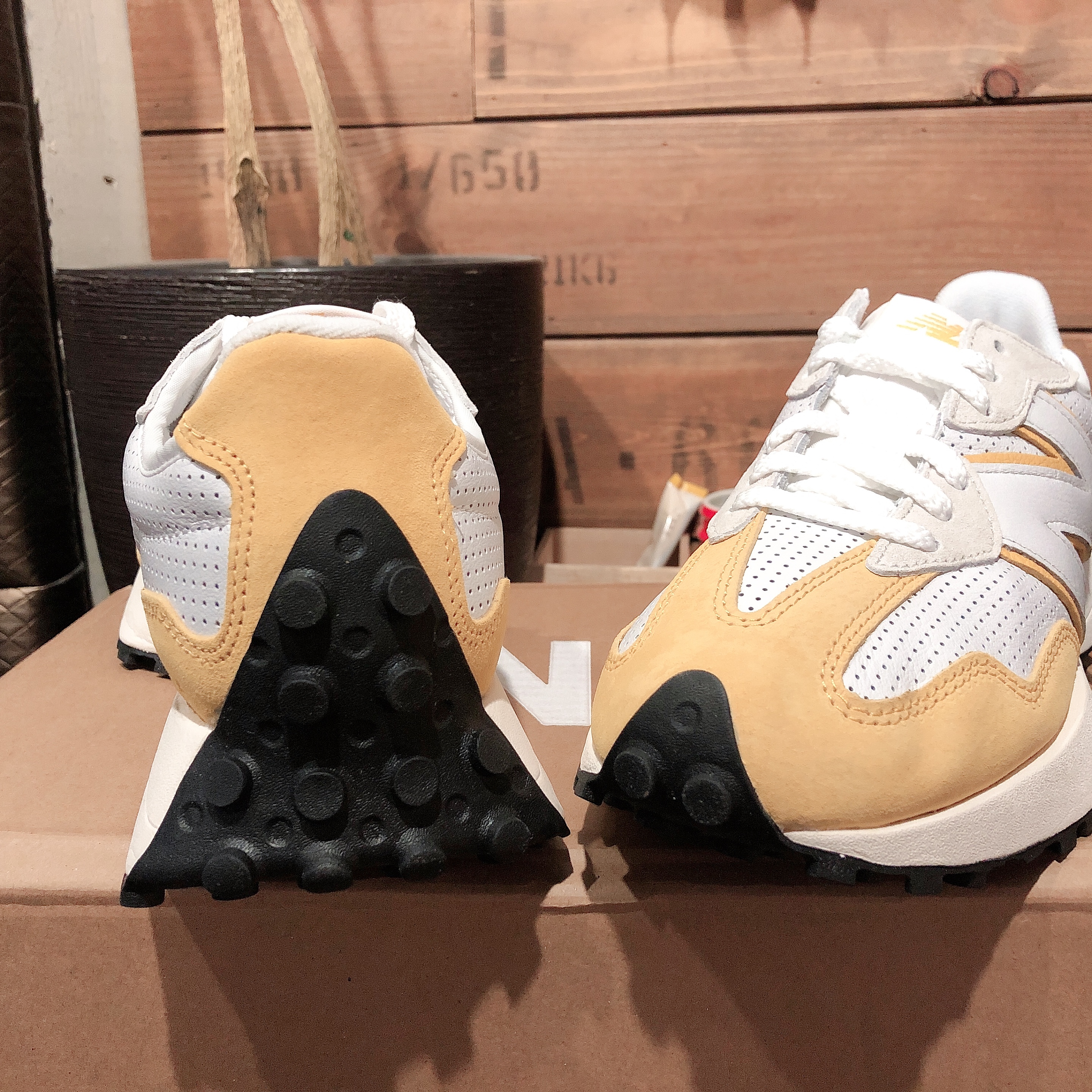 New Balance 327 Primary Pack Yellow 착용 스타일 - 2