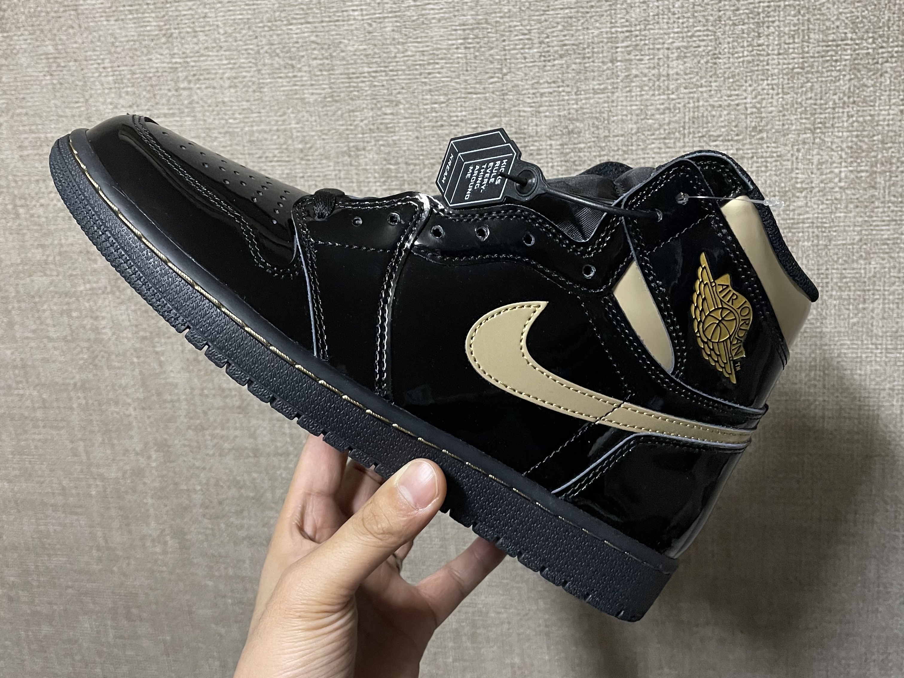 Jordan 1 Retro High OG Metallic Gold 착용 스타일 - 1