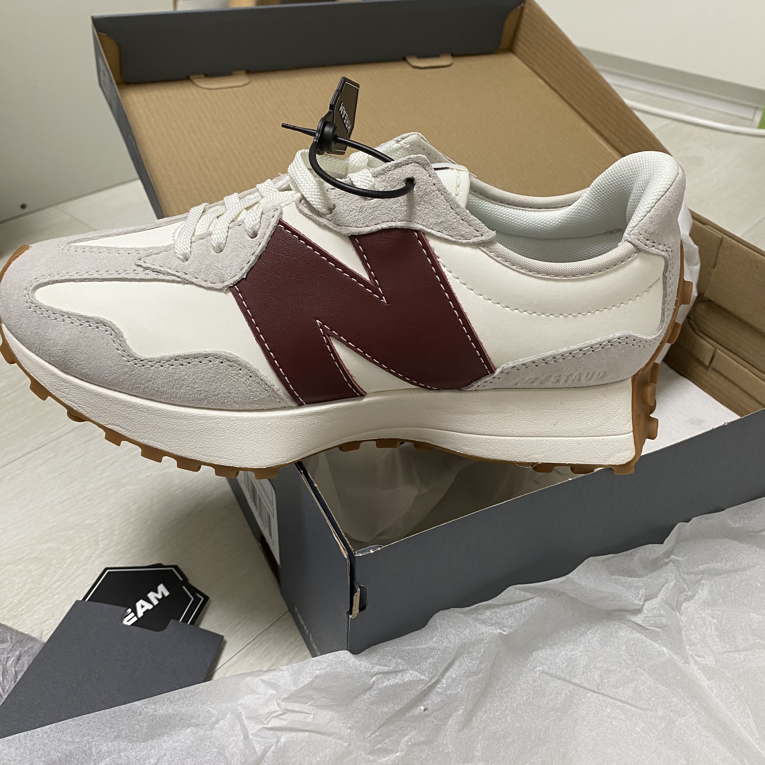 (W) New Balance x Staud 327 Moonbeam 착용 스타일