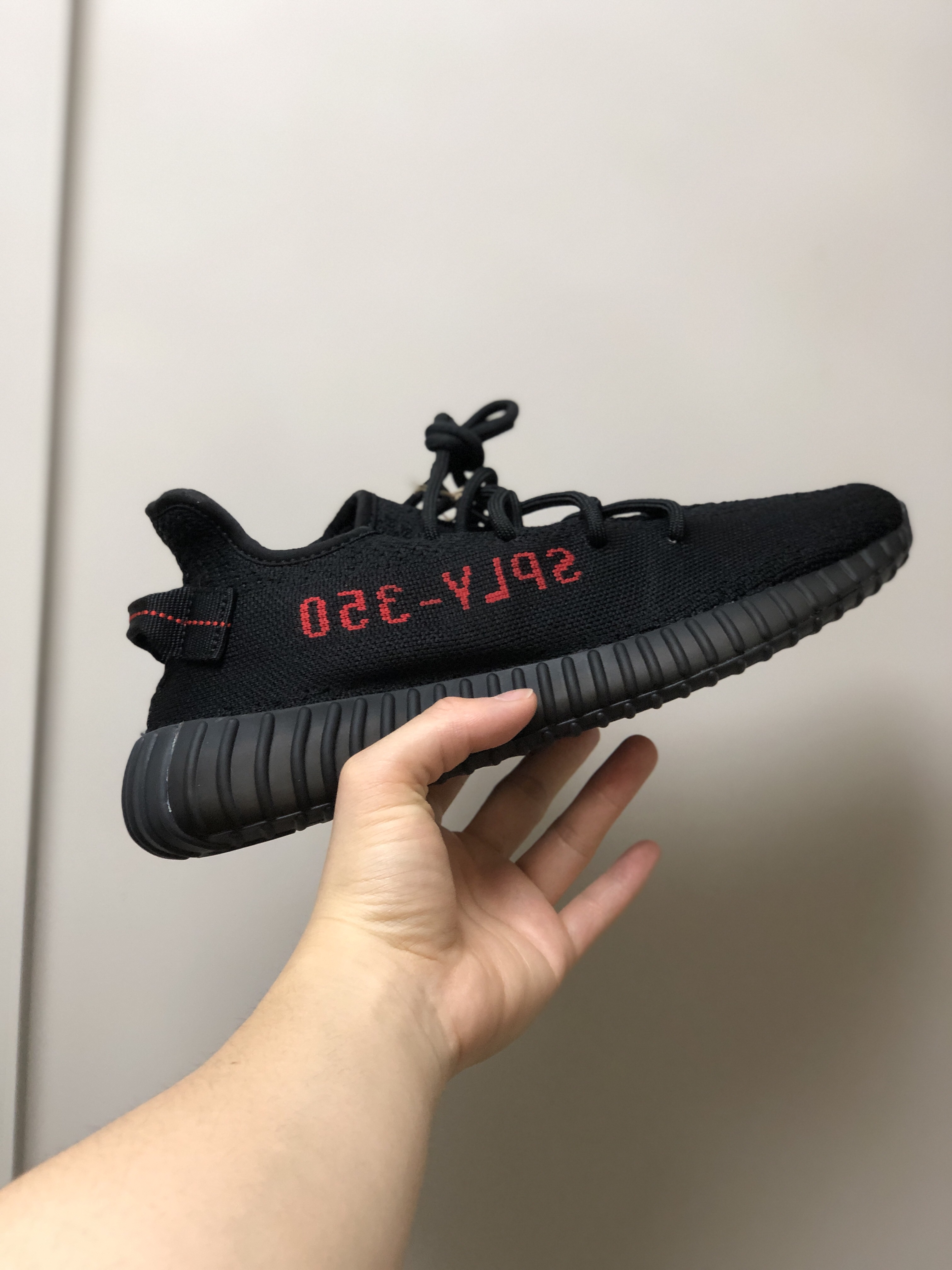 Adidas Yeezy Boost 350 V2 Black Red 2020 착용 스타일