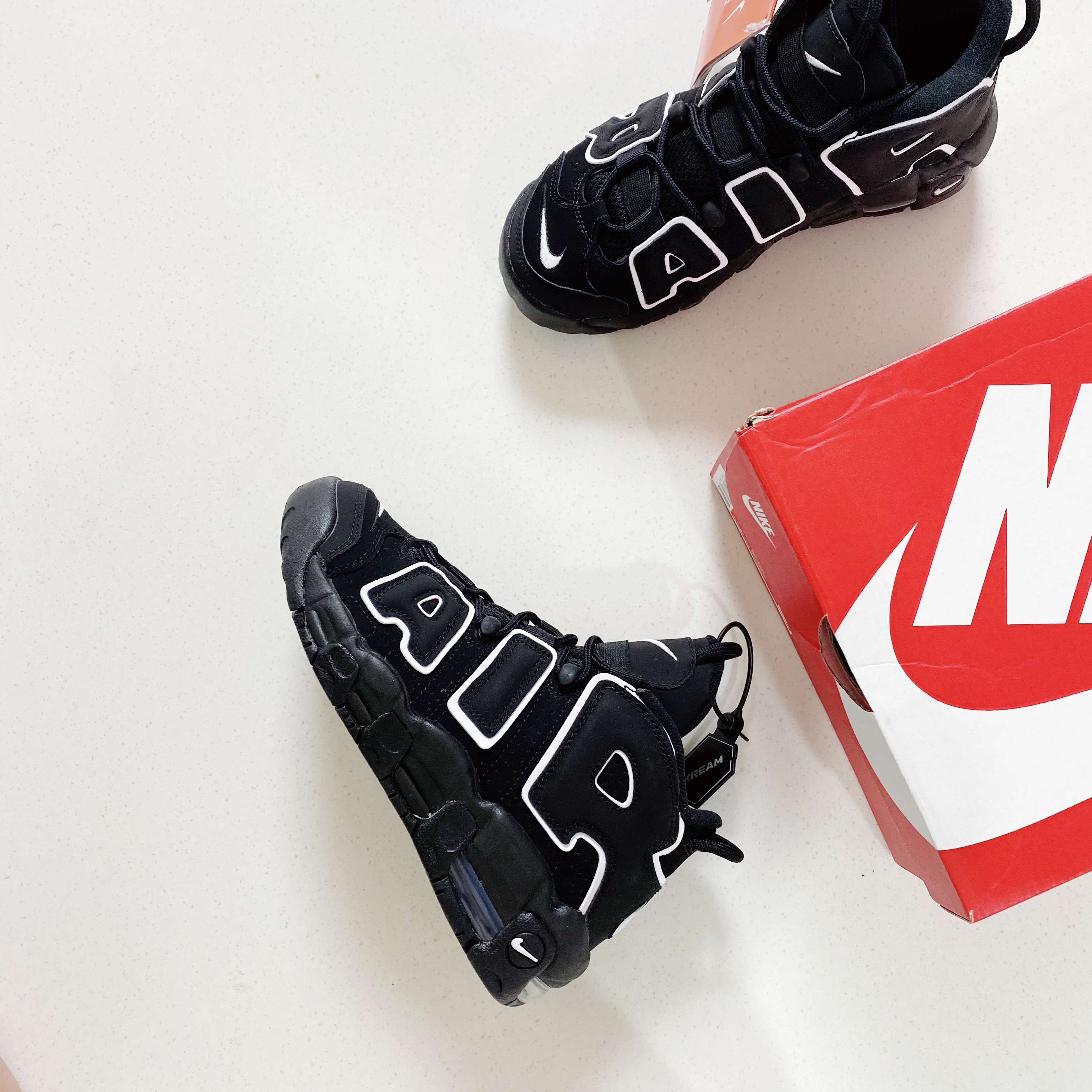 (GS) Nike Air More Uptempo Black White 2020, Nike Air More Uptempo Black White 2020 착용 스타일 - 1