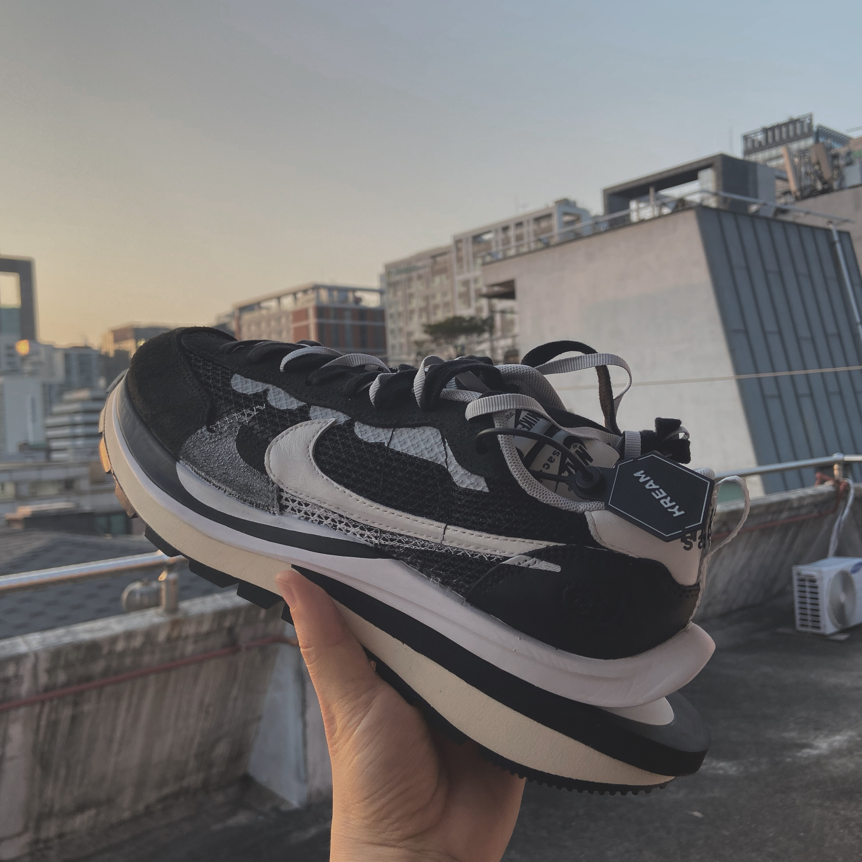 Nike x Sacai VaporWaffle Black White 착용 스타일
