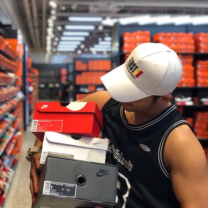 Nike Air Max 720 OBJ Young King of the Drip, Nike x Acronym Air Presto Mid Acronym Cool Grey 착용 스타일