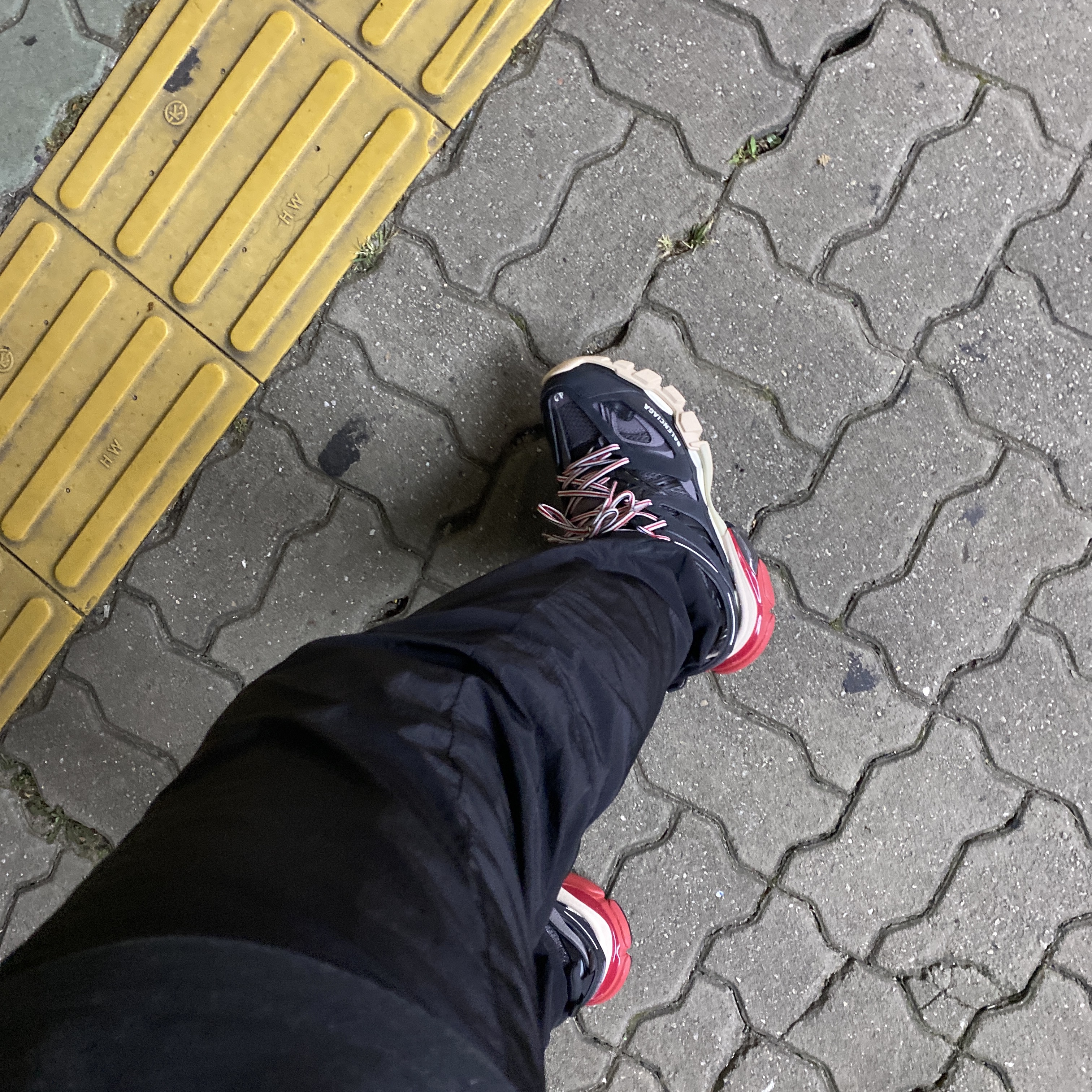 Balenciaga Track Sneakers Black Red 2019 착용 스타일 - 1