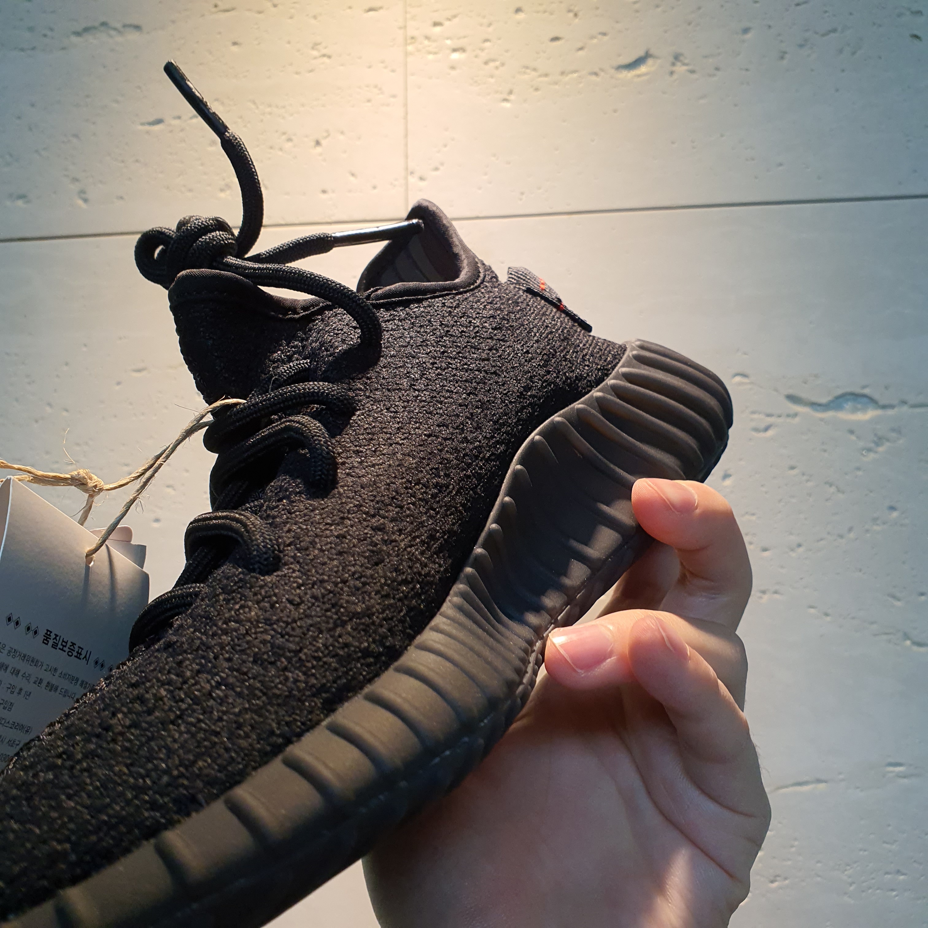 Adidas Yeezy Boost 350 V2 Black Red 2020 착용 스타일 - 5
