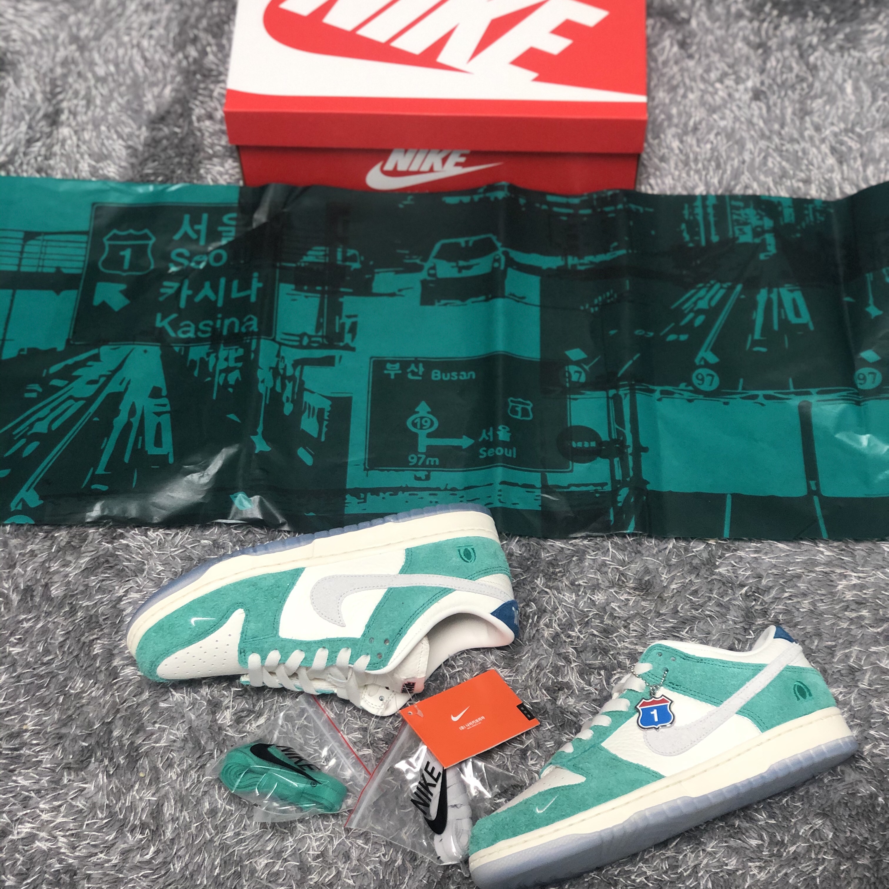 Nike x Kasina Dunk Low Road Sign - Kasina Exclusive 착용 스타일 - 1
