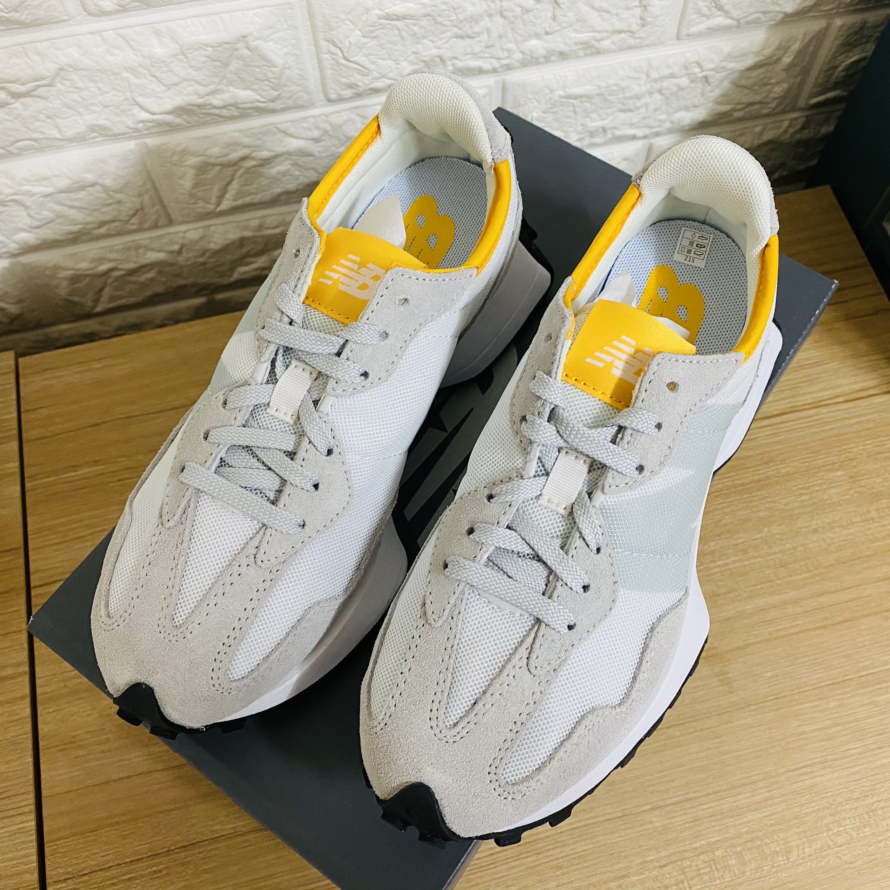 (W) New Balance 327 Light Aluminum 착용 스타일