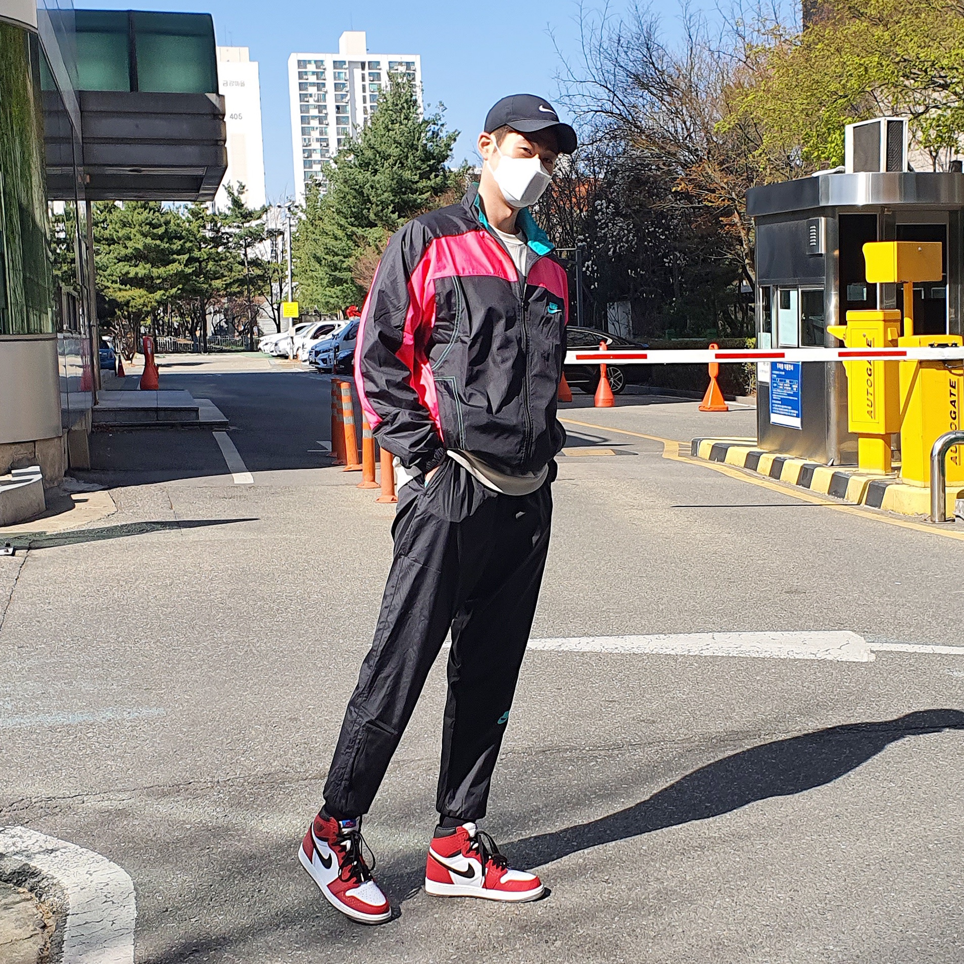 Jordan 1 Retro High Spider-Man Origin Story 착용 스타일 - 2