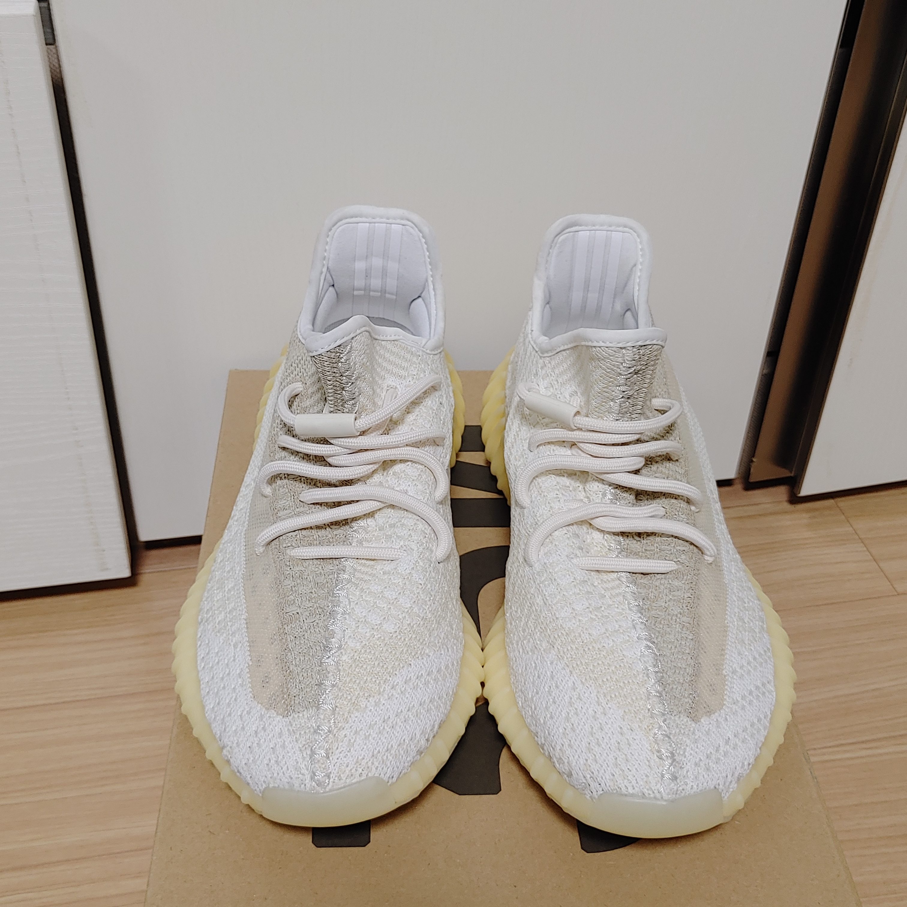 Adidas Yeezy Boost 350 V2 Natural 착용 스타일 - 4