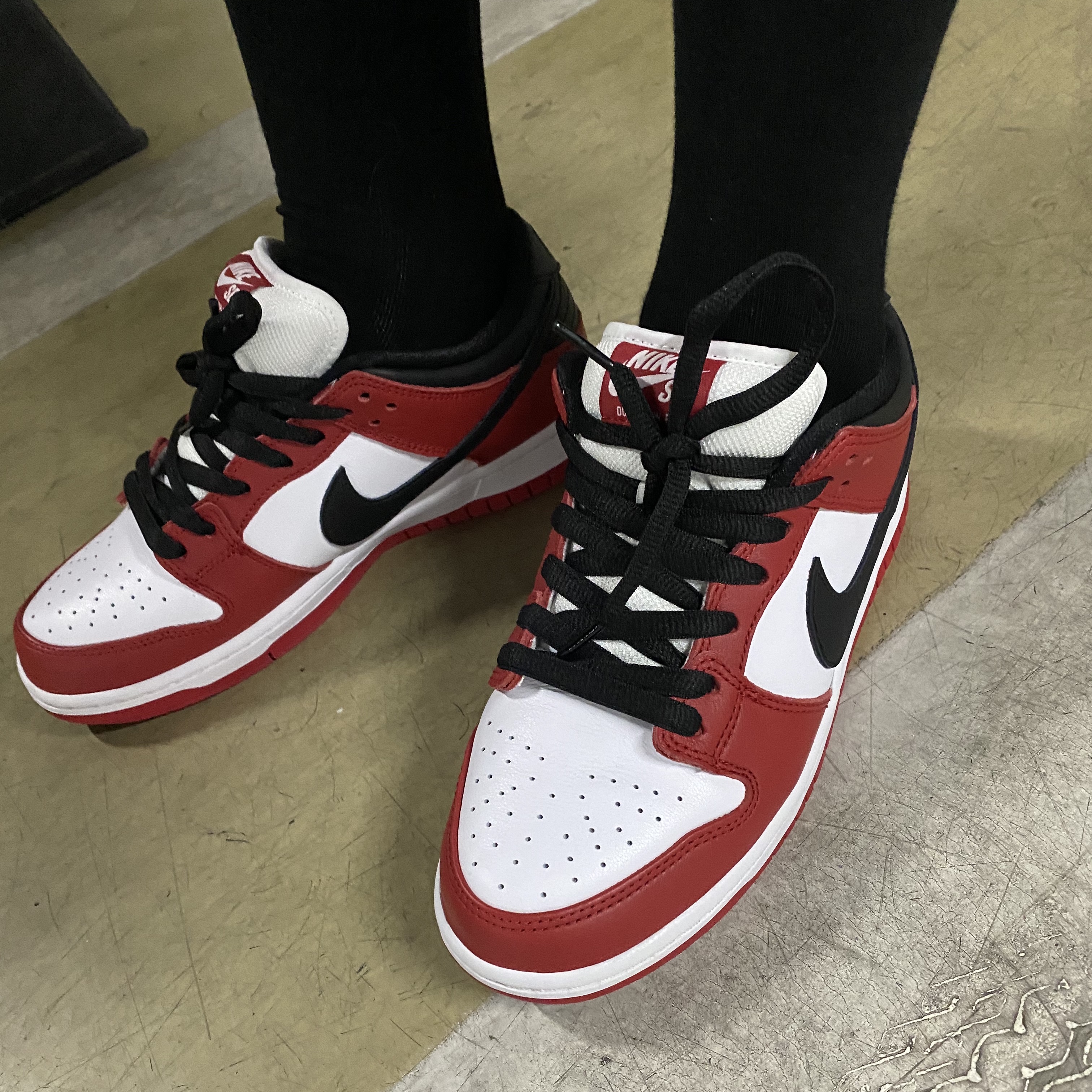 Nike SB Dunk Low Pro Chicago, Jordan 1 x Off-White Retro High University Blue 착용 스타일 - 1