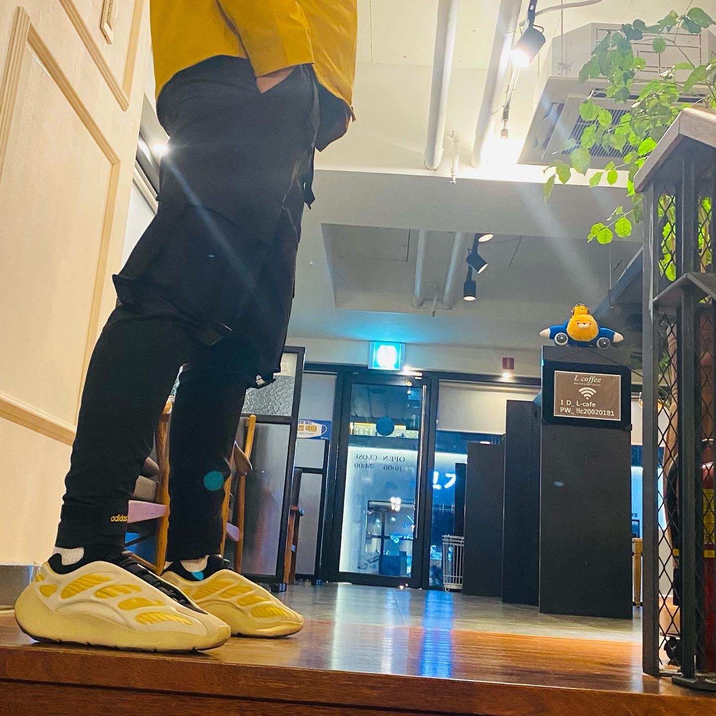Adidas Yeezy 700 V3 Safflower 착용 스타일