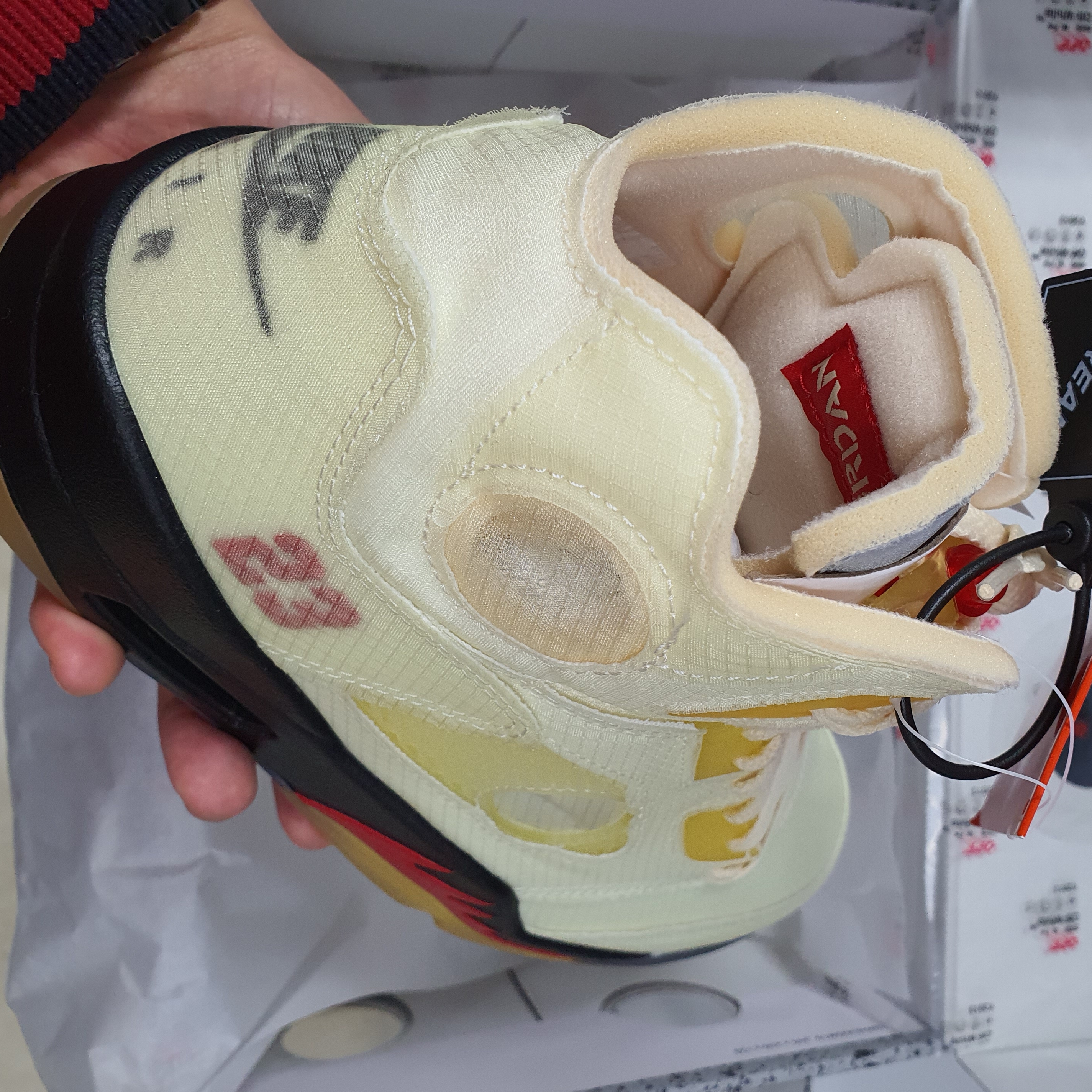 Jordan 5 x Off-White Retro SP Sail Fire Red 착용 스타일 - 4