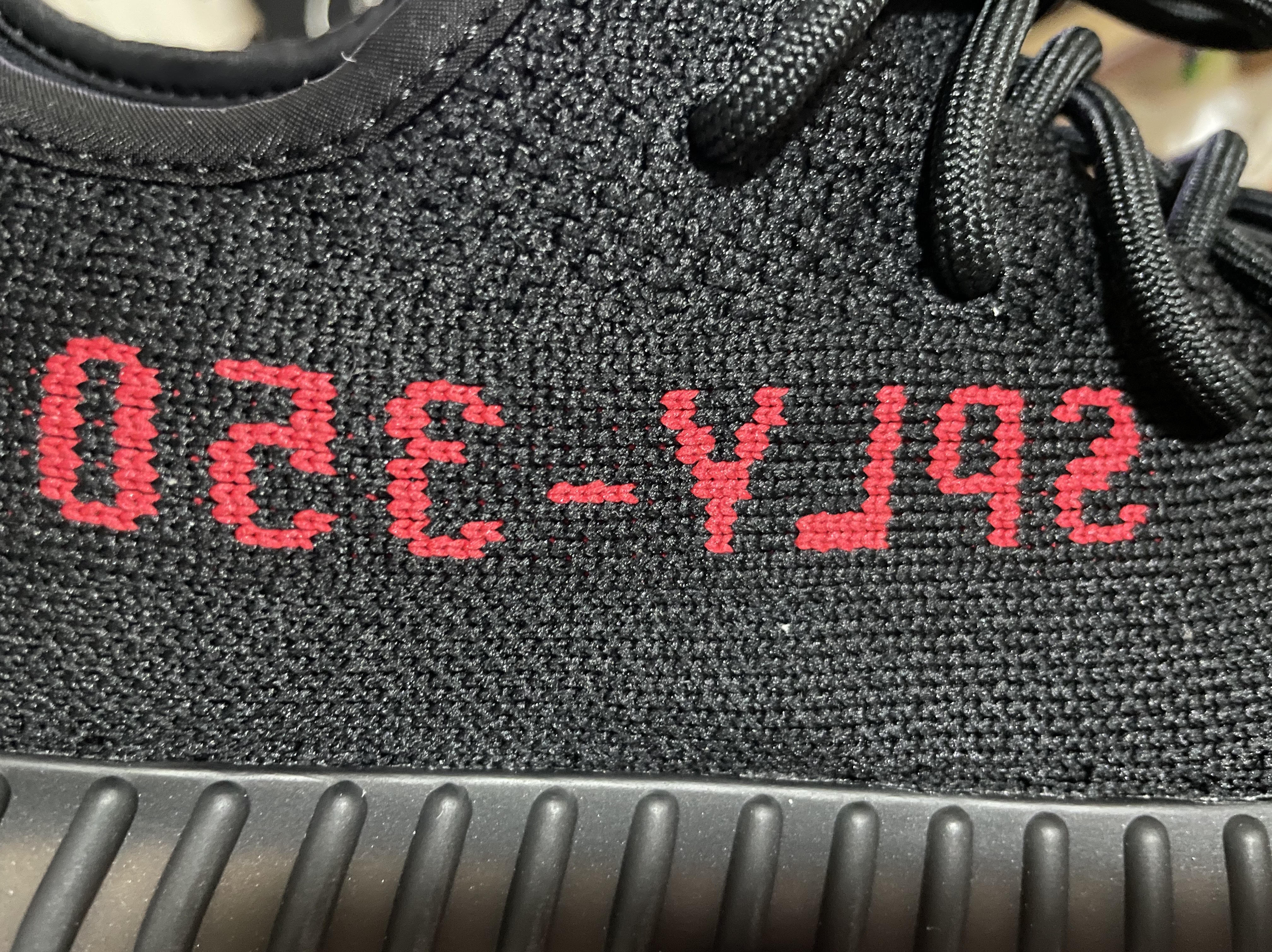 Adidas Yeezy Boost 350 V2 Black Red 2020 착용 스타일 - 2