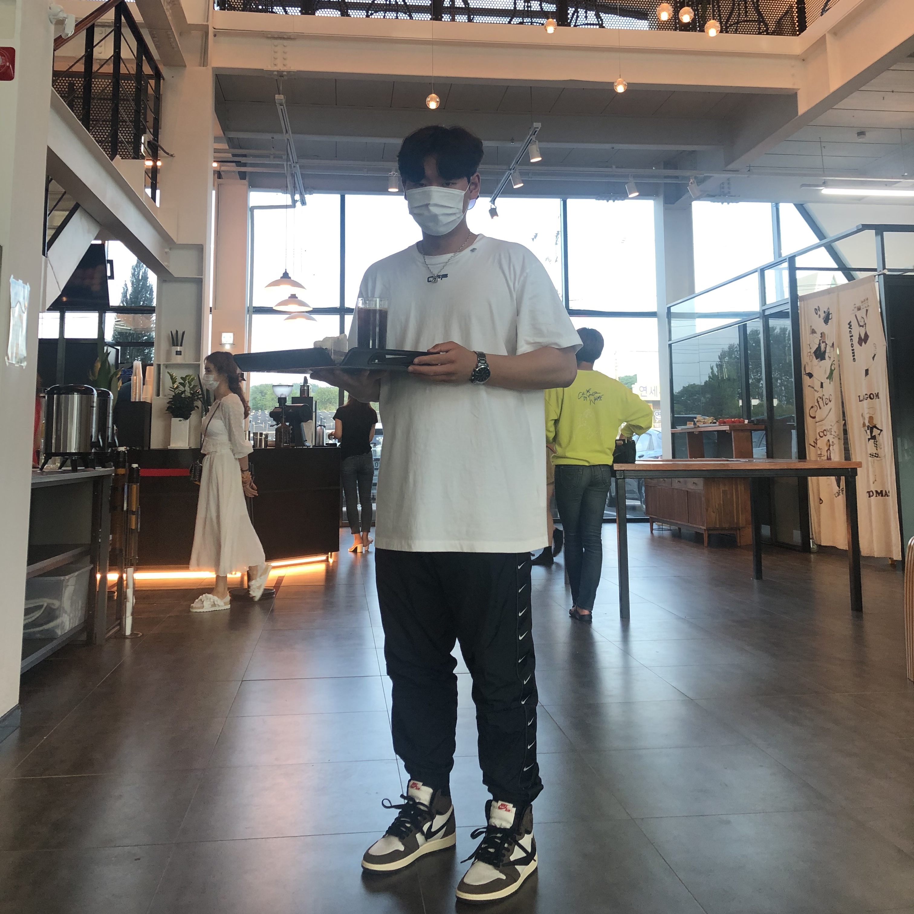 Jordan 1 x Travis Scott Retro High OG SP Mocha 착용 스타일