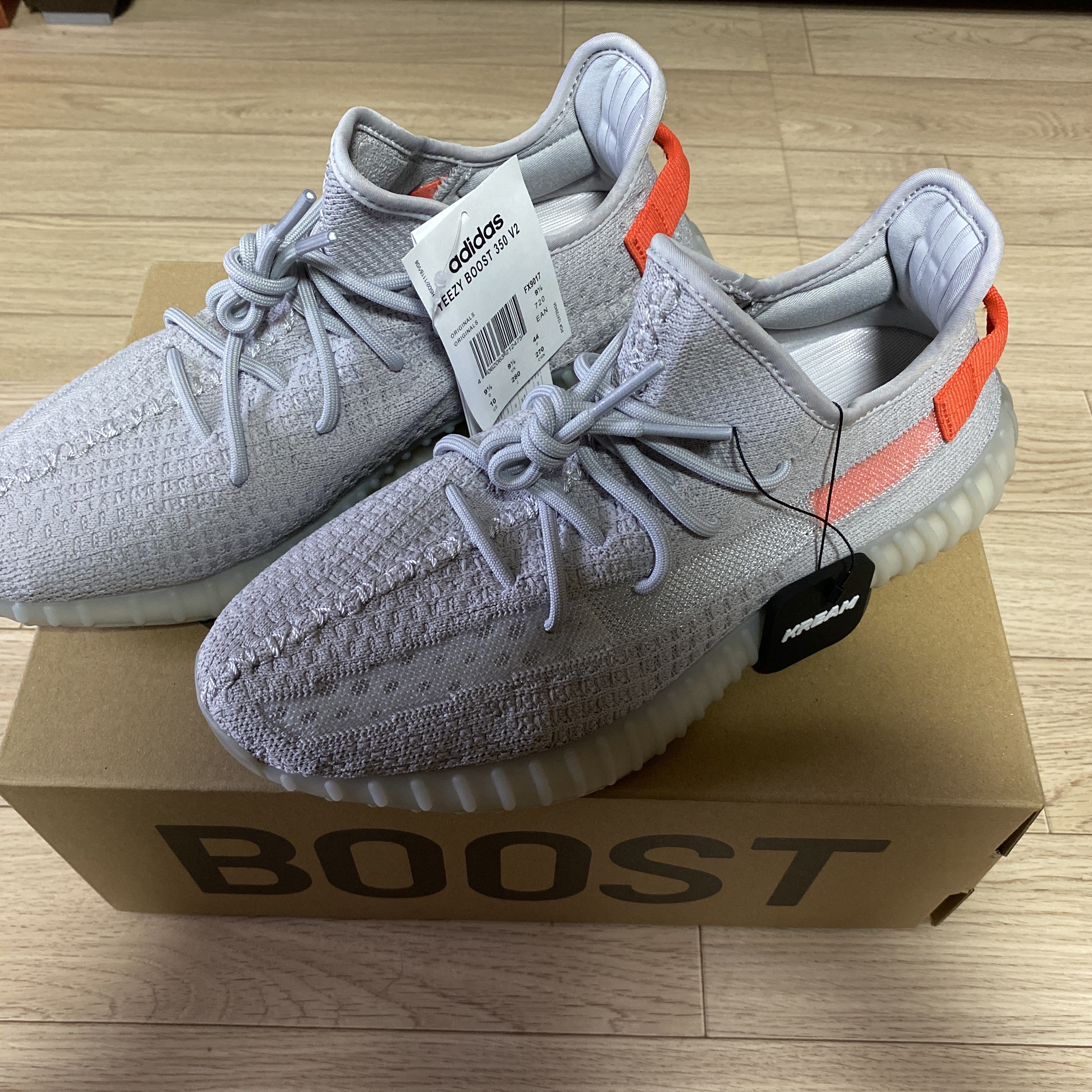 Adidas Yeezy Boost 350 V2 Tail Light 착용 스타일